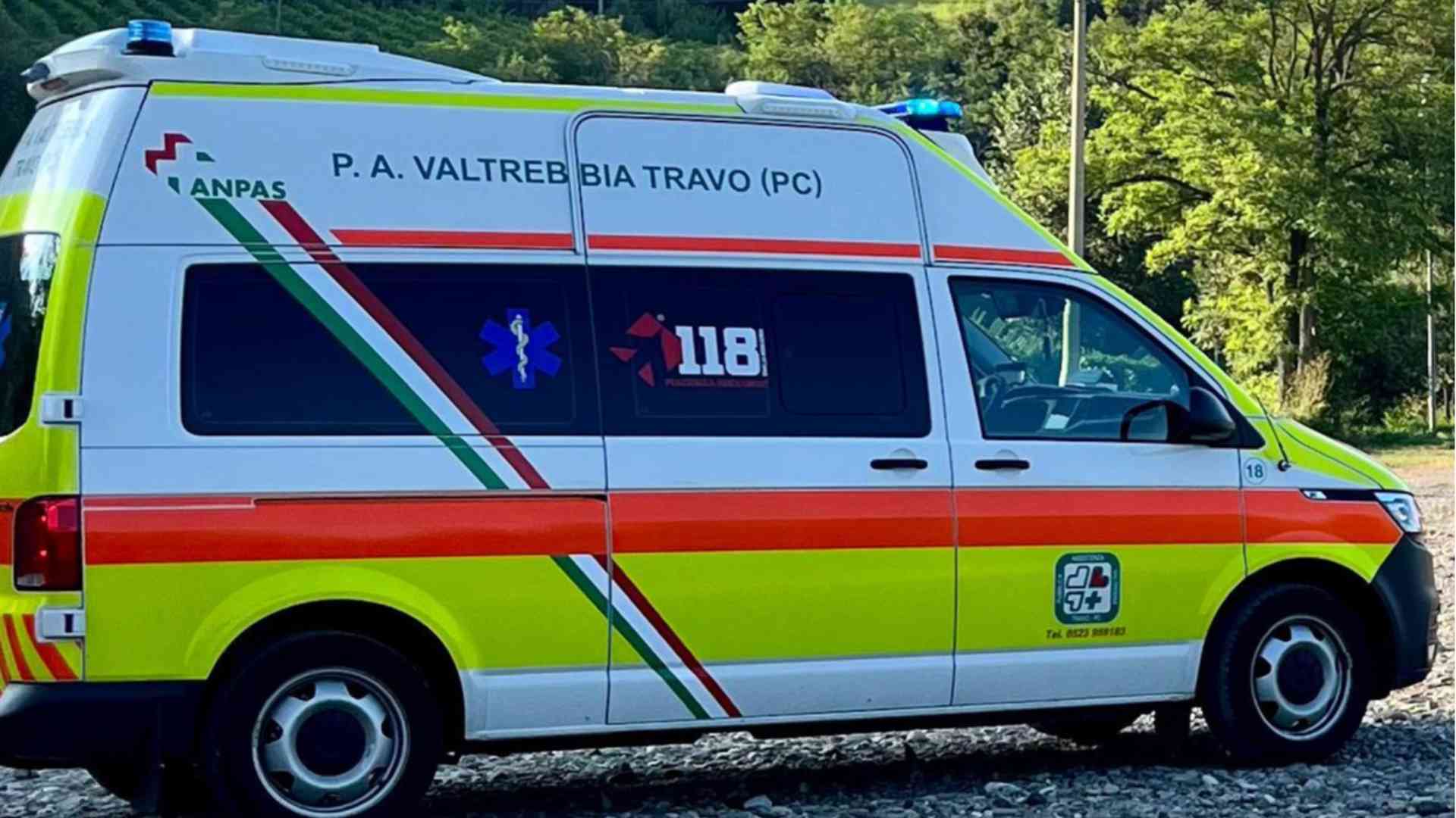 Scivola vicino a casa a 95 anni, grave dopo le complicate operazioni di soccorso