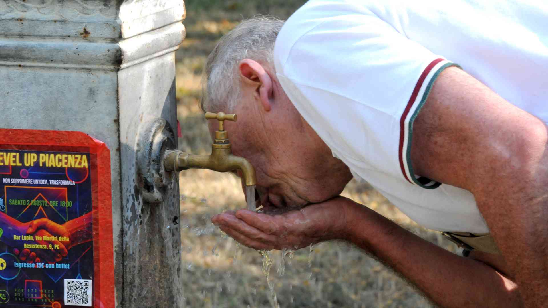L’ondata di calore colpisce duro, piscine e fiume i “salvagenti”