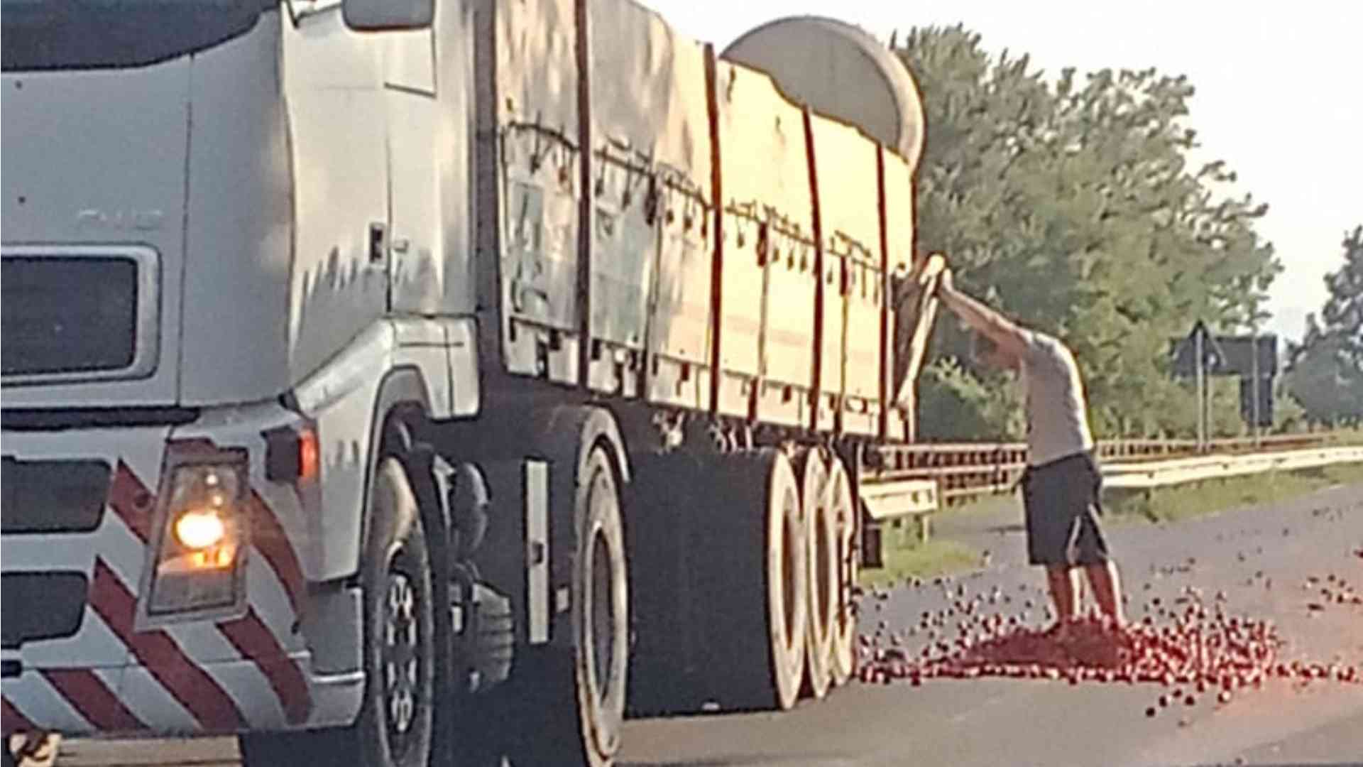 Strada invasa dai pomodori a Gragnanino