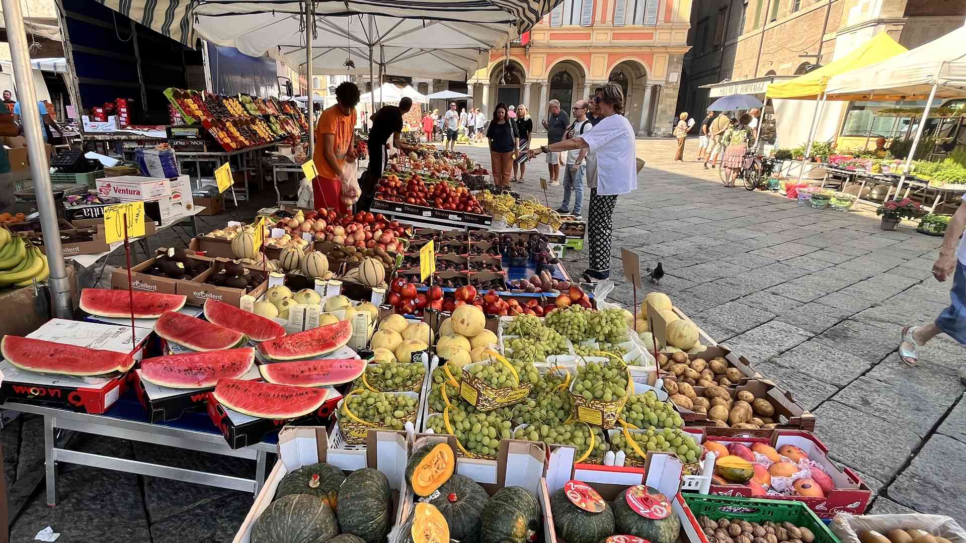 «Noi ambulanti del mercato paghiamo più del dovuto: canone calcolato in modo sbagliato»