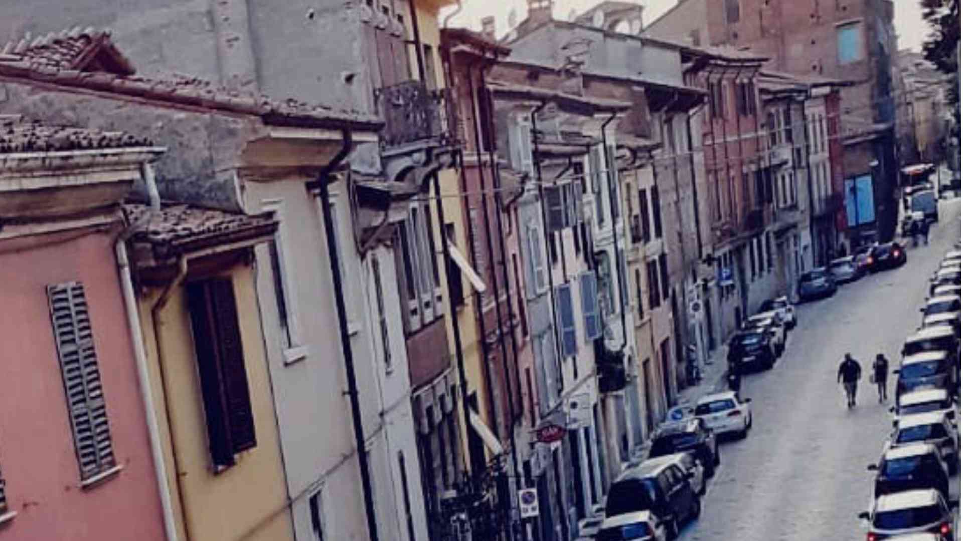Rubano due cuscini dal baule (chiuso) di un'auto in sosta in via Roma