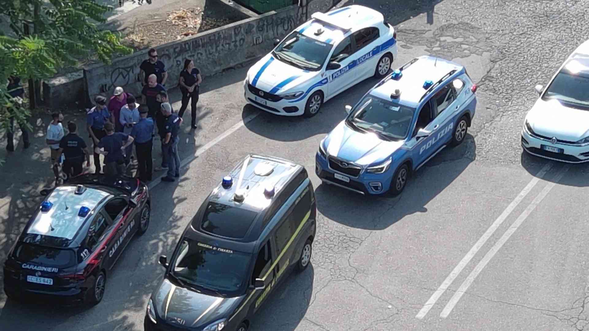 In un mese sequestrati 5 kg di droga e ritirate 63 patenti per guida con il telefonino