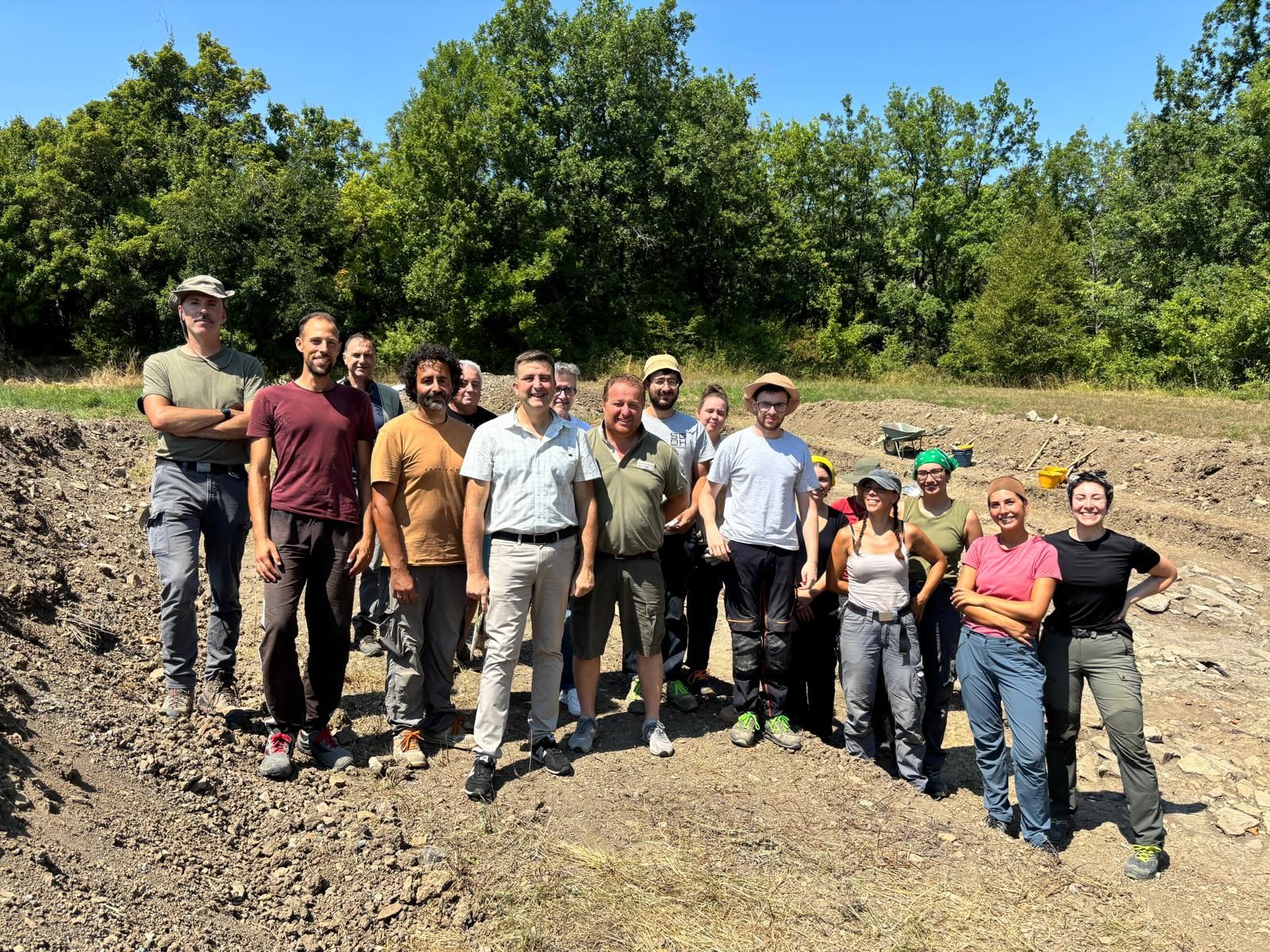 La squadra di Archaeology Mountains Rivers dell’Università di Verona; l'archeologo Luca Fornari tra il sindaco Paolo Calestani, il vicesindaco Filippo Segalini, il consigliere Andrea Martini e il responsabile 