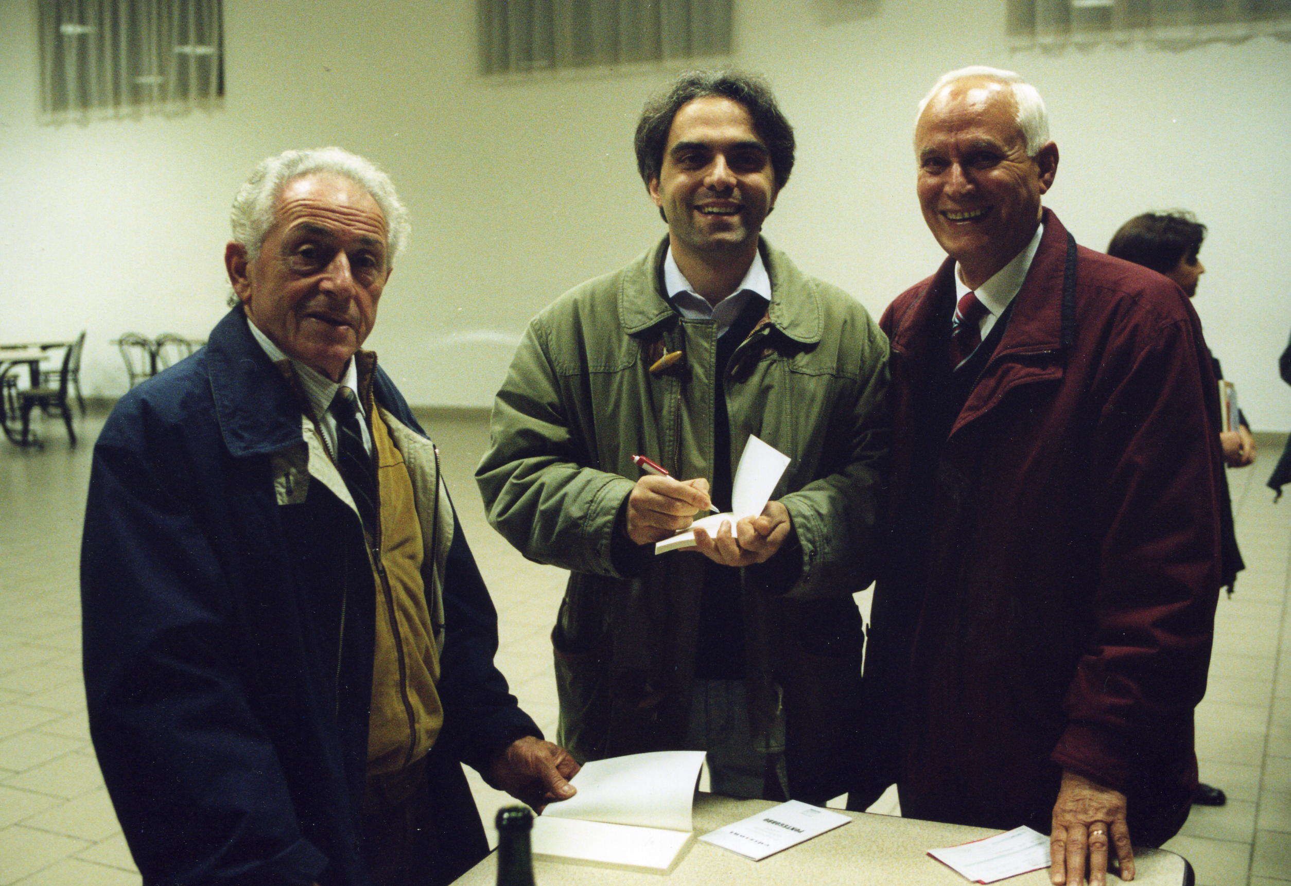 Ermanno Mariani (al centro) in una foto di alcuni anni fa con i partigiani Nando Panelli (a sinistra), unico sopravvissuto alla strage, e Renato Cravedi (a destra). Foto di Prospero Cravedi