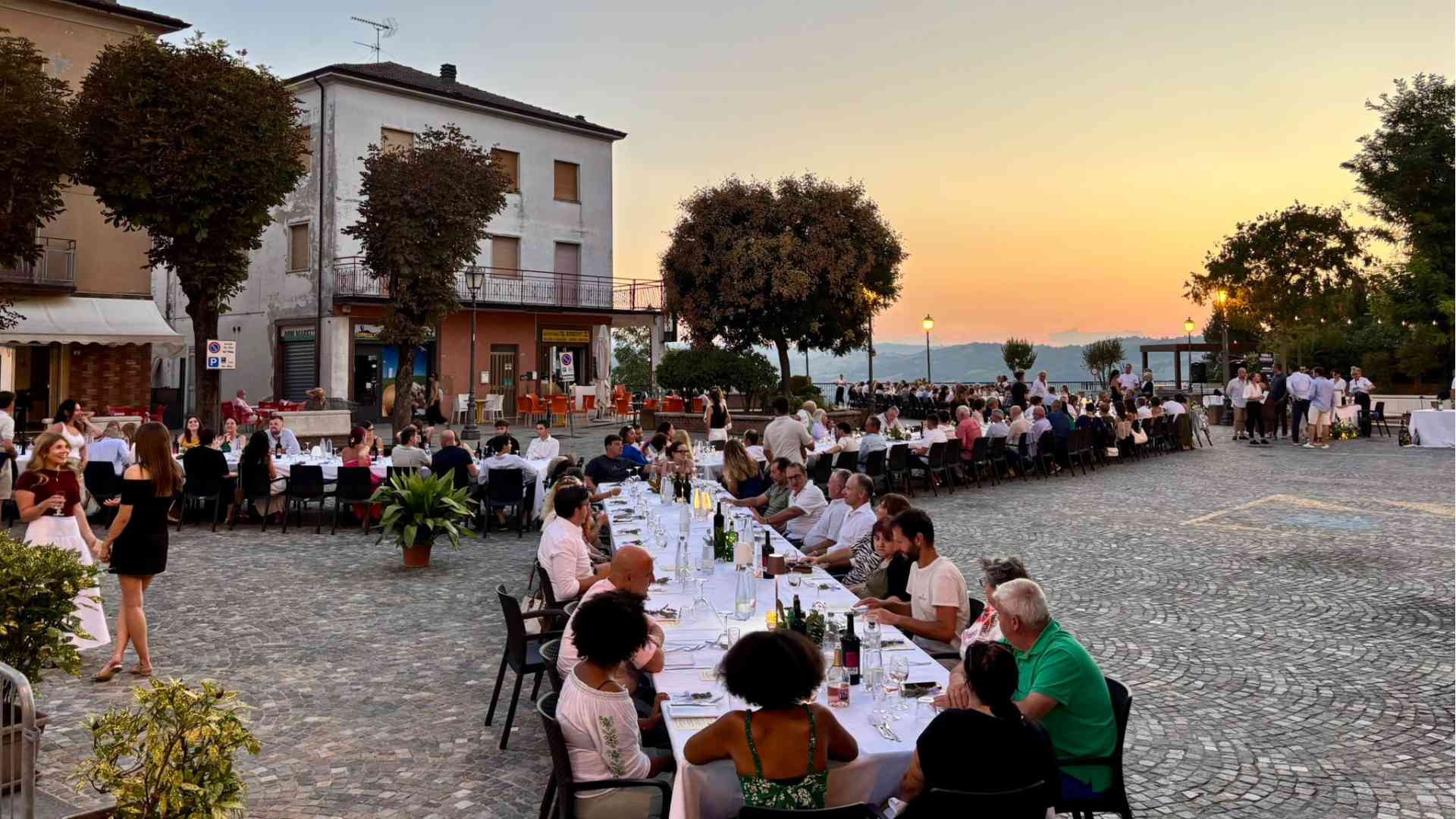 Vernasca, piazza piena per Osteria Stellata