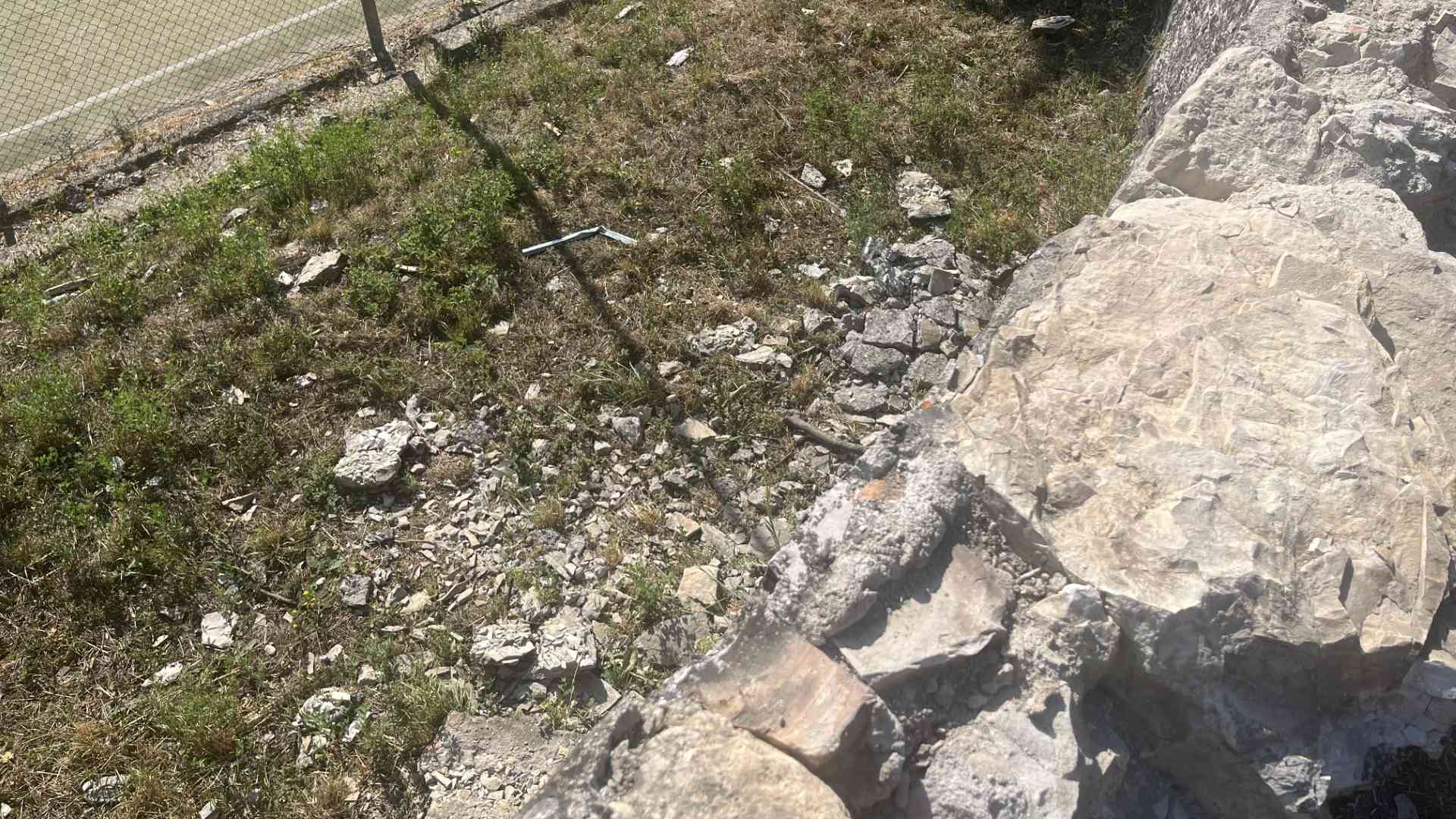 Vandali a Santa Maria distruggono muro della chiesa