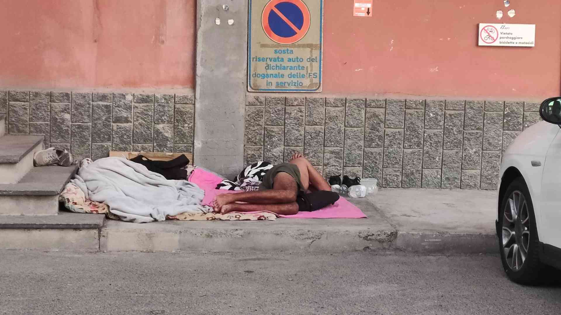 Stazione ferroviaria: chi prende il treno e chi vi trascorre la notte