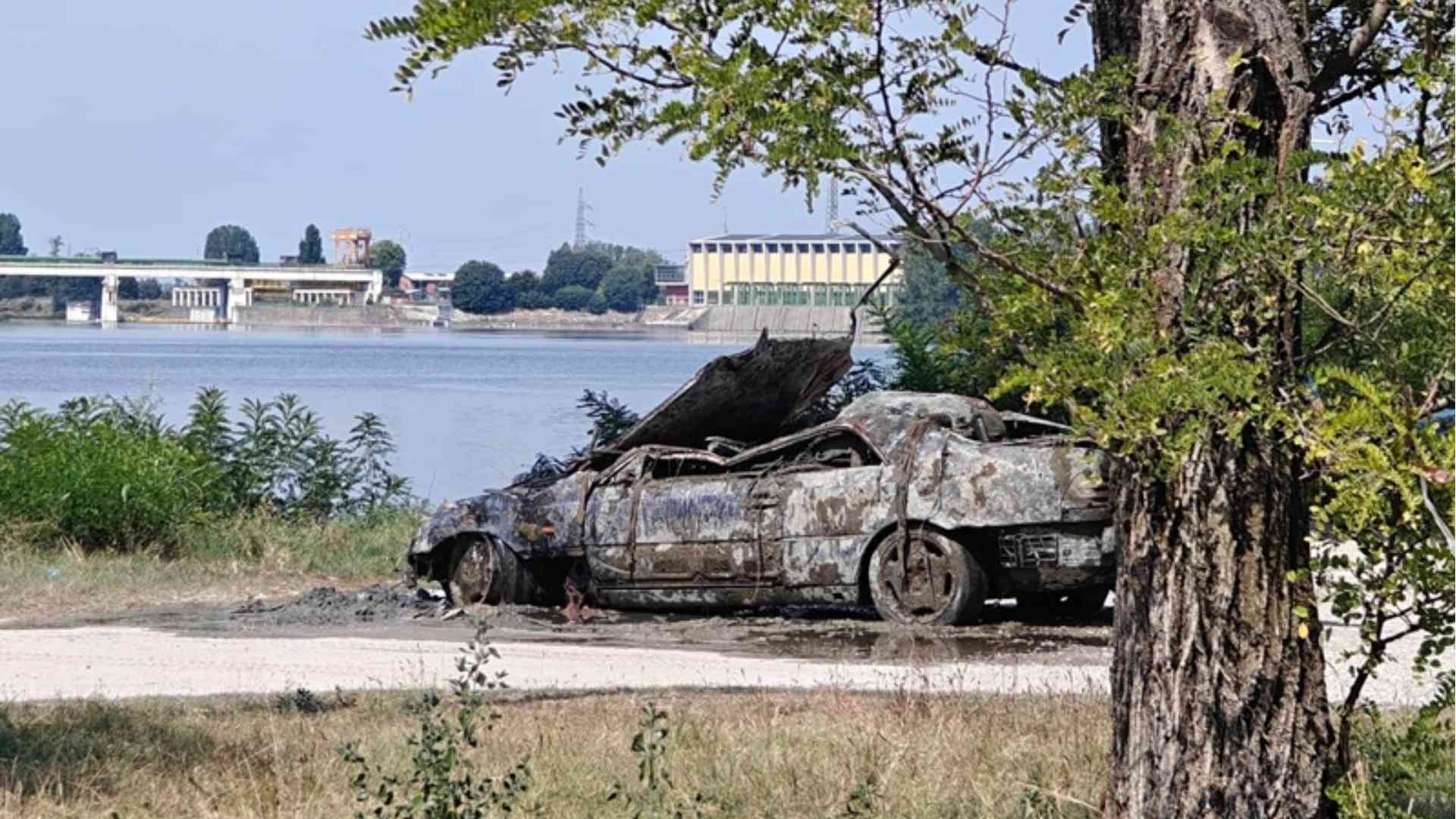 Auto recuperata dalle acque del Po a San Nazzaro