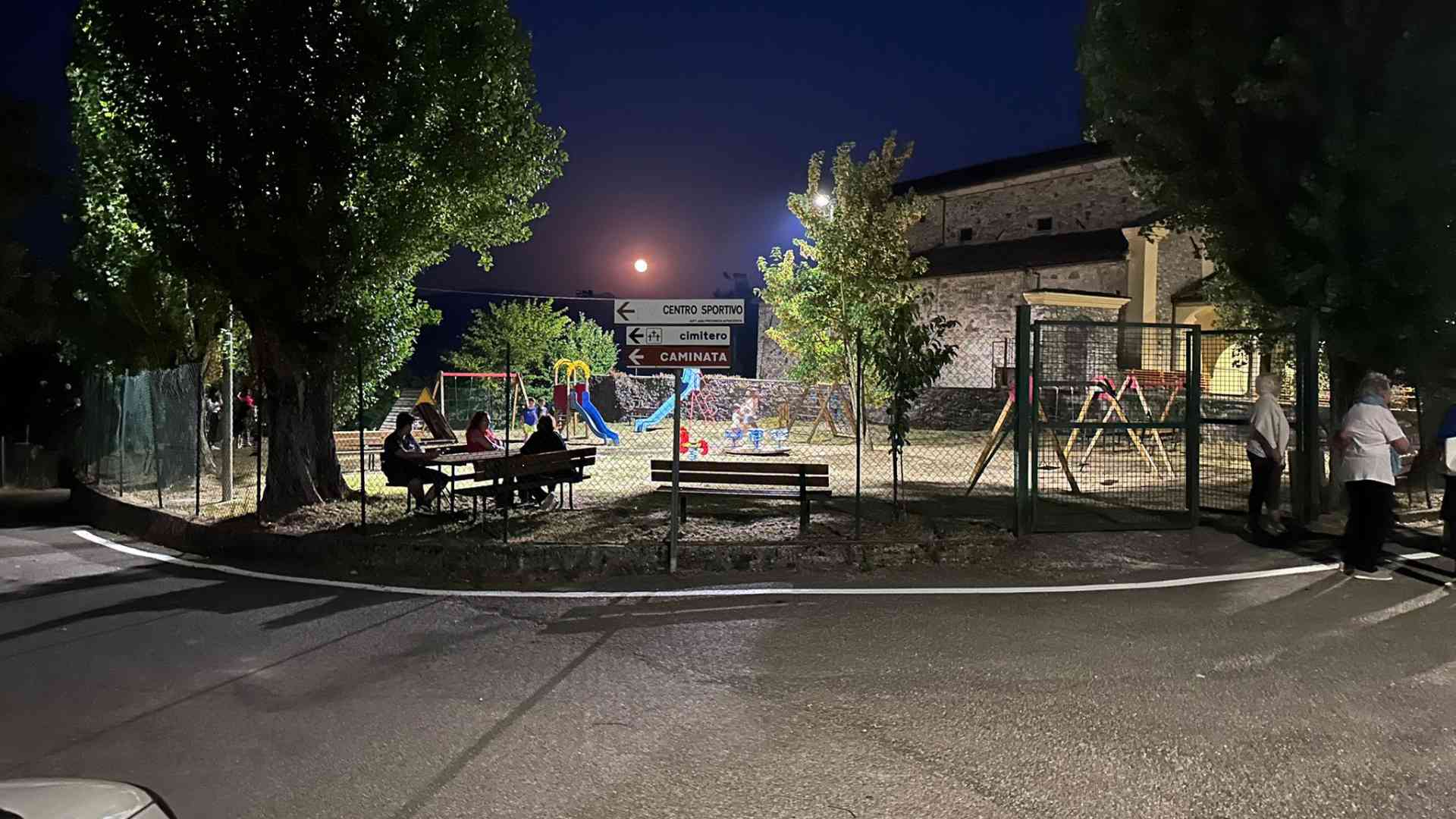 Due lampioni nel parco giochi in memoria del figlio scomparso