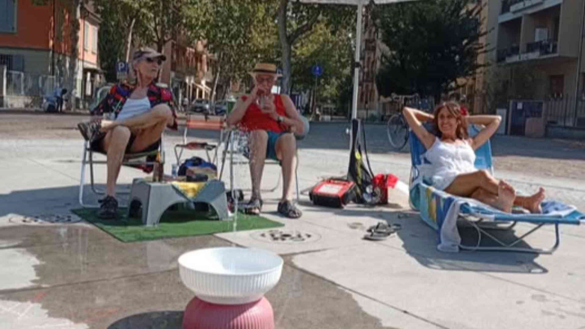 "Ridateci le fontane", piazzale Libertà spiaggia per un giorno