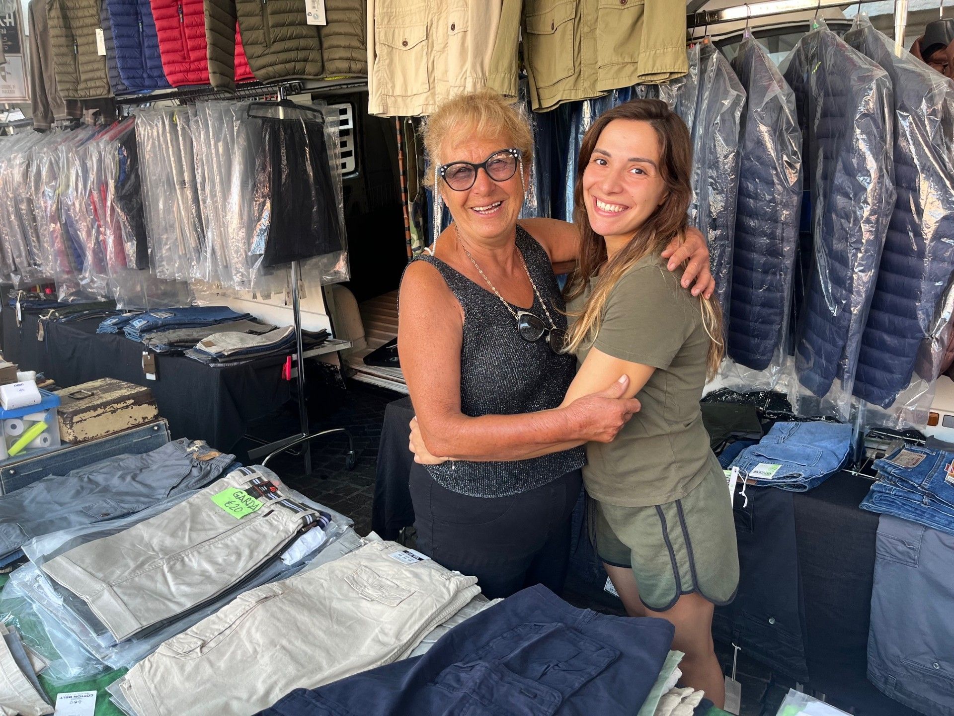 Due ambulanti del mercato sorridenti durante il sabato di Ferragosto