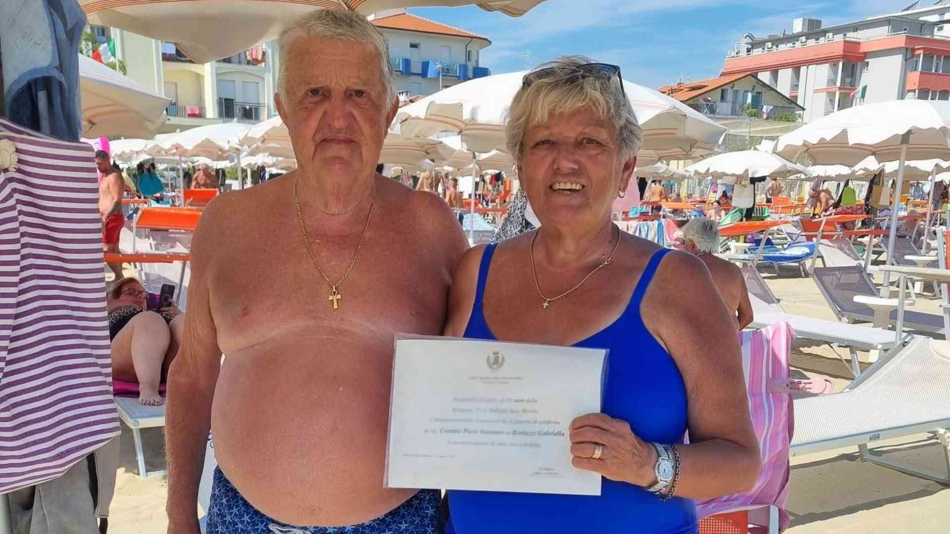 Sulla stessa spiaggia per 51 anni: coppia piacentina premiata a Bellaria