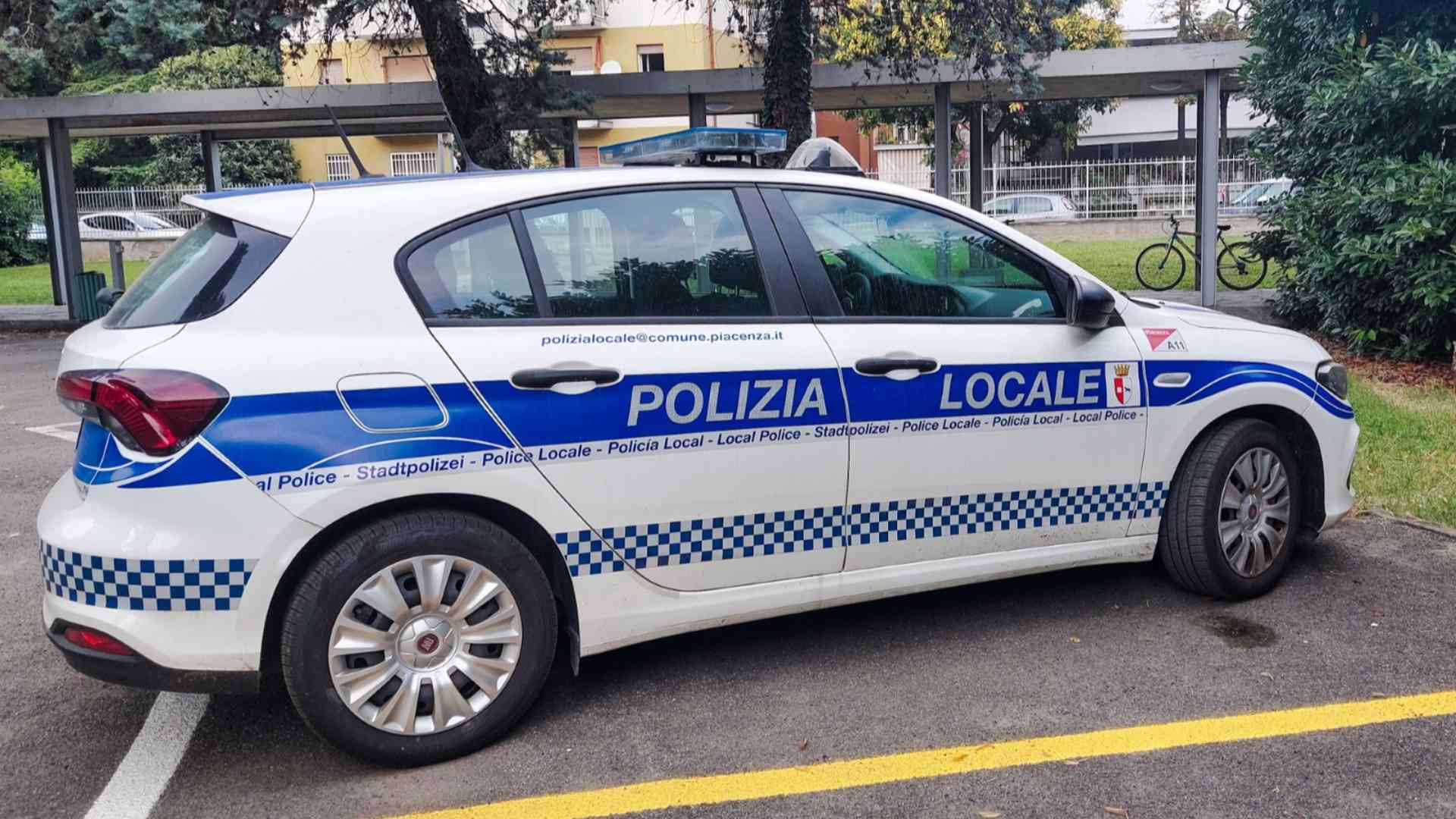 Un'auto della polizia locale
