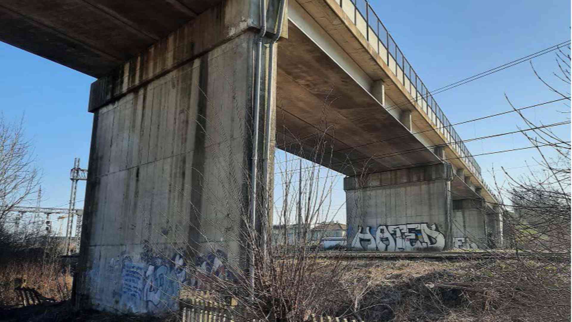 Il cavalcaferrovia sulla Milano-Bologna sulla Provinciale 53 in comune di Pontenure, uno dei quattro viadotti considerati a più alto rischio
