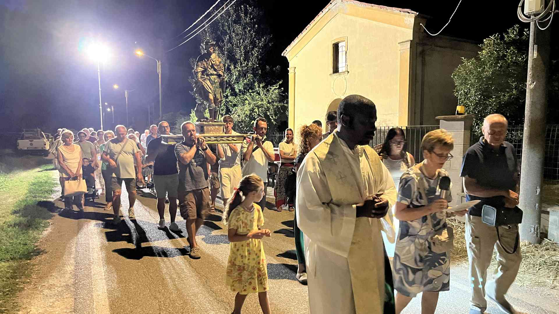 Il passaggio della processione davanti all'oratorio di San Rocco
