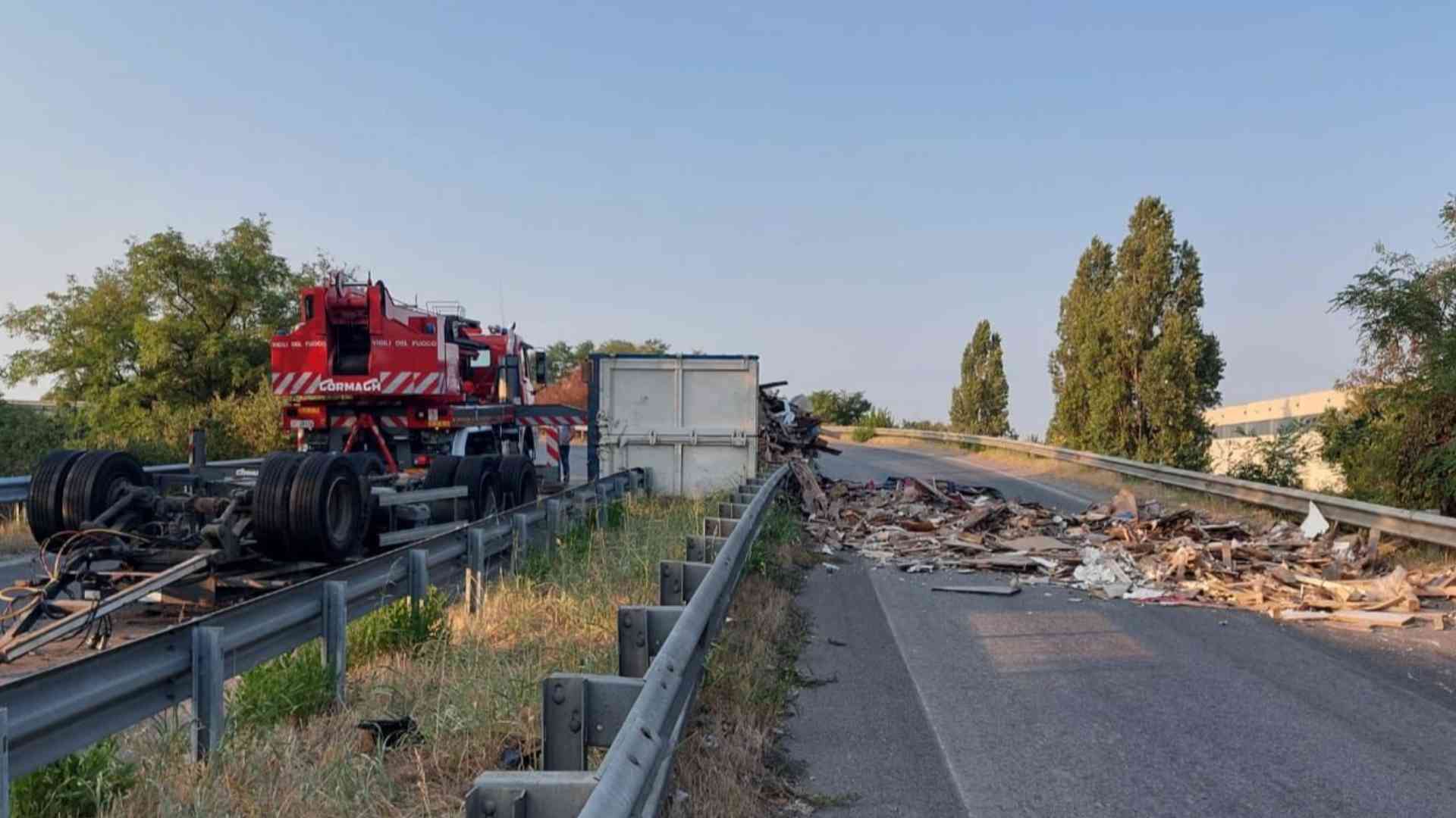 Incidente sulla rampa della tangenziale, rimorchio ribaltato
