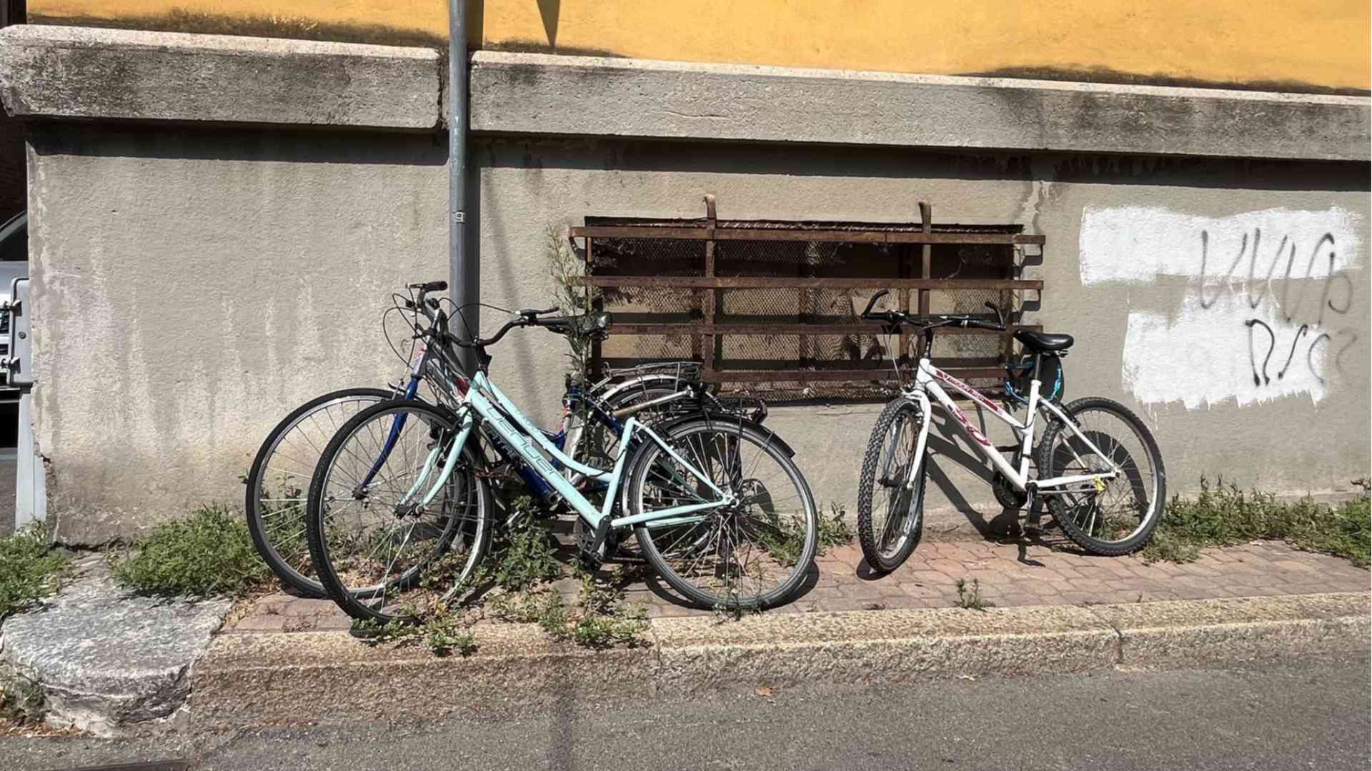 Marciapiedi occupati da bici e monopattini: «Manca sensibilità»