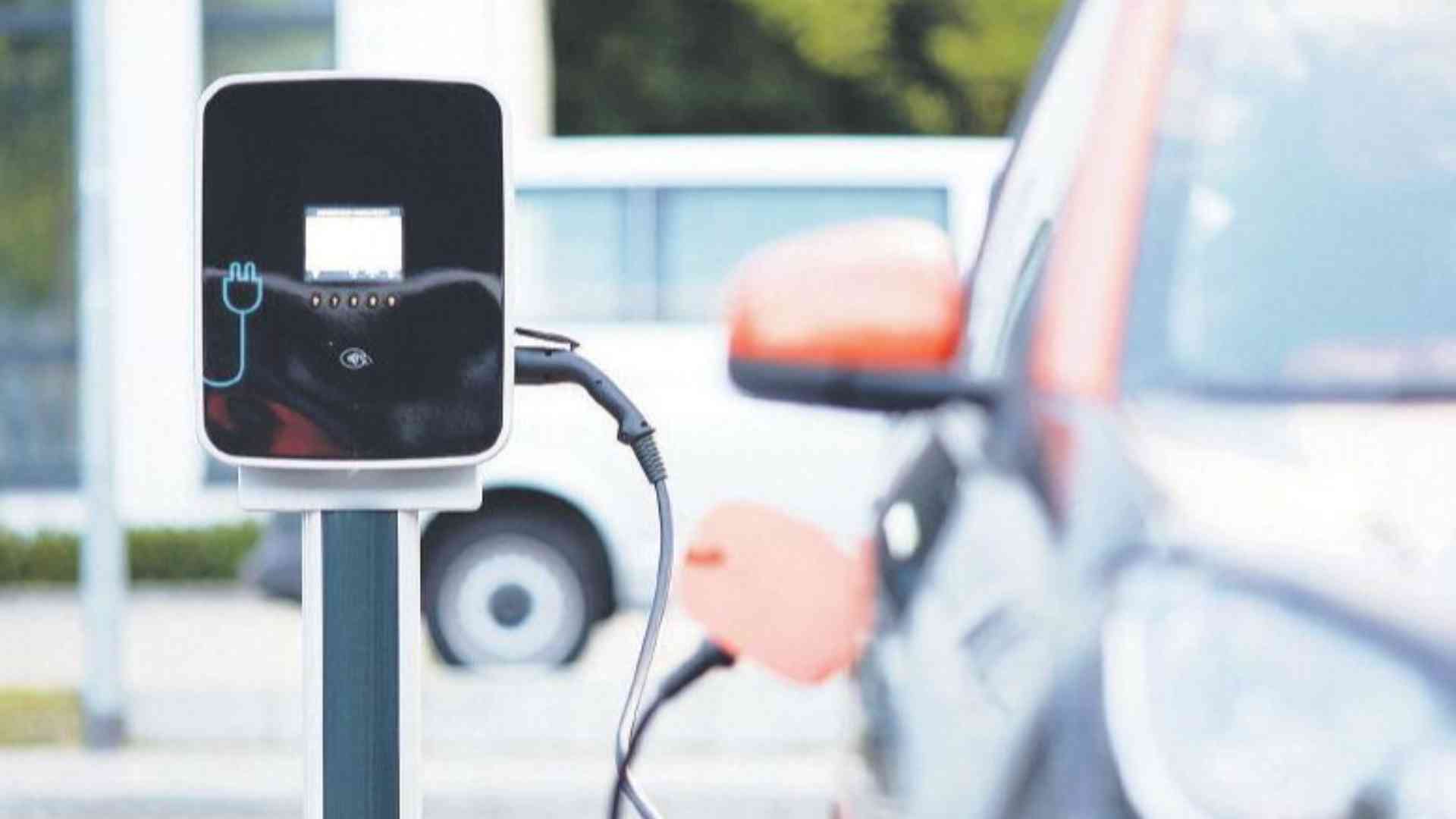 Auto elettriche a batteria: l’Italia al 27° posto nella Ue