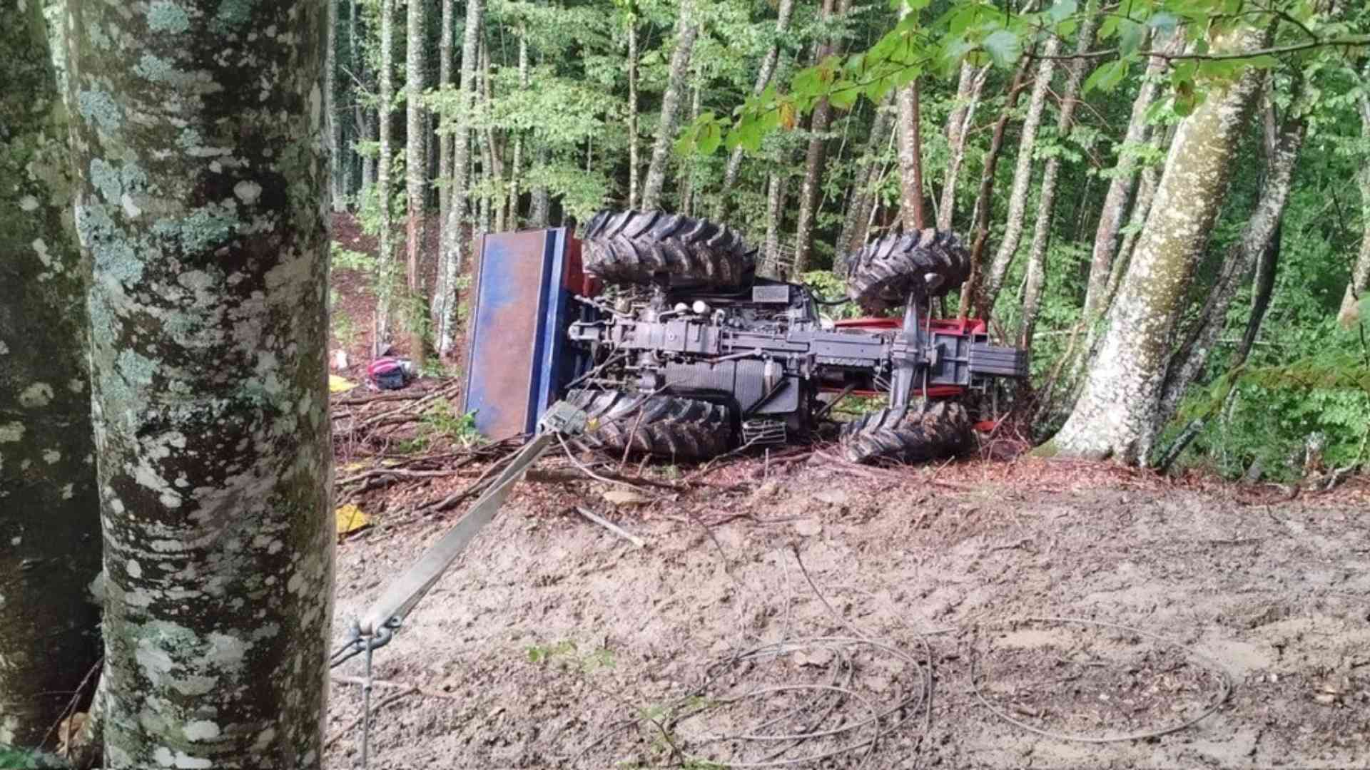 Si ribalta con il trattore e resta incastrato, salvato per miracolo