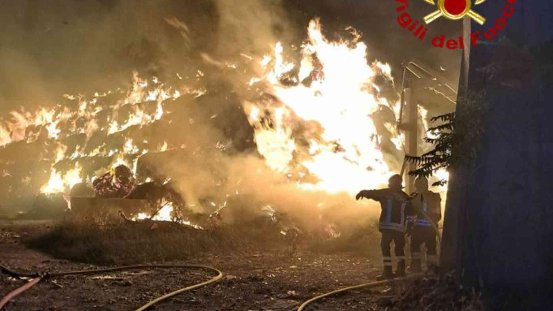 Vasto incendio a Podenzano, 500 rotoballe in fiamme