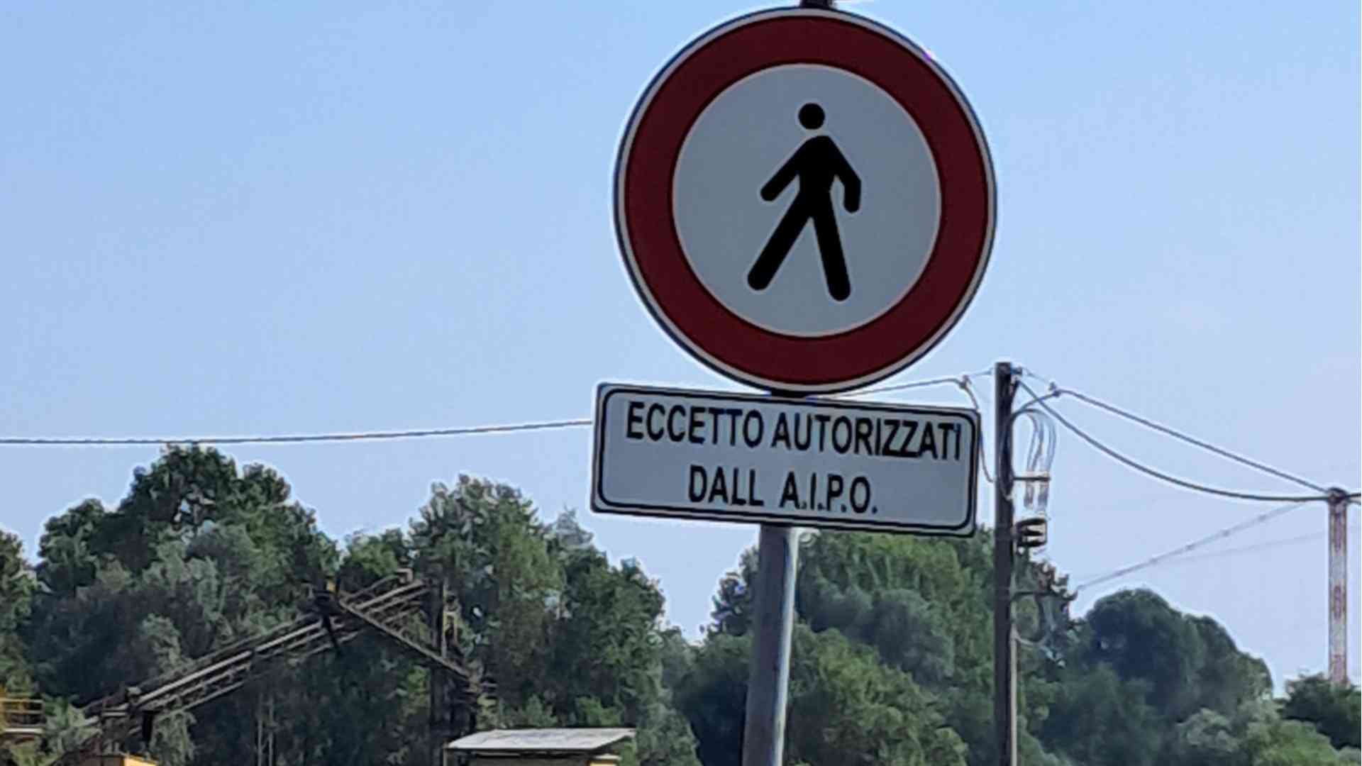 «Vietato il transito ai pedoni lungo l'argine del Po»: malumore per i cartelli della discordia