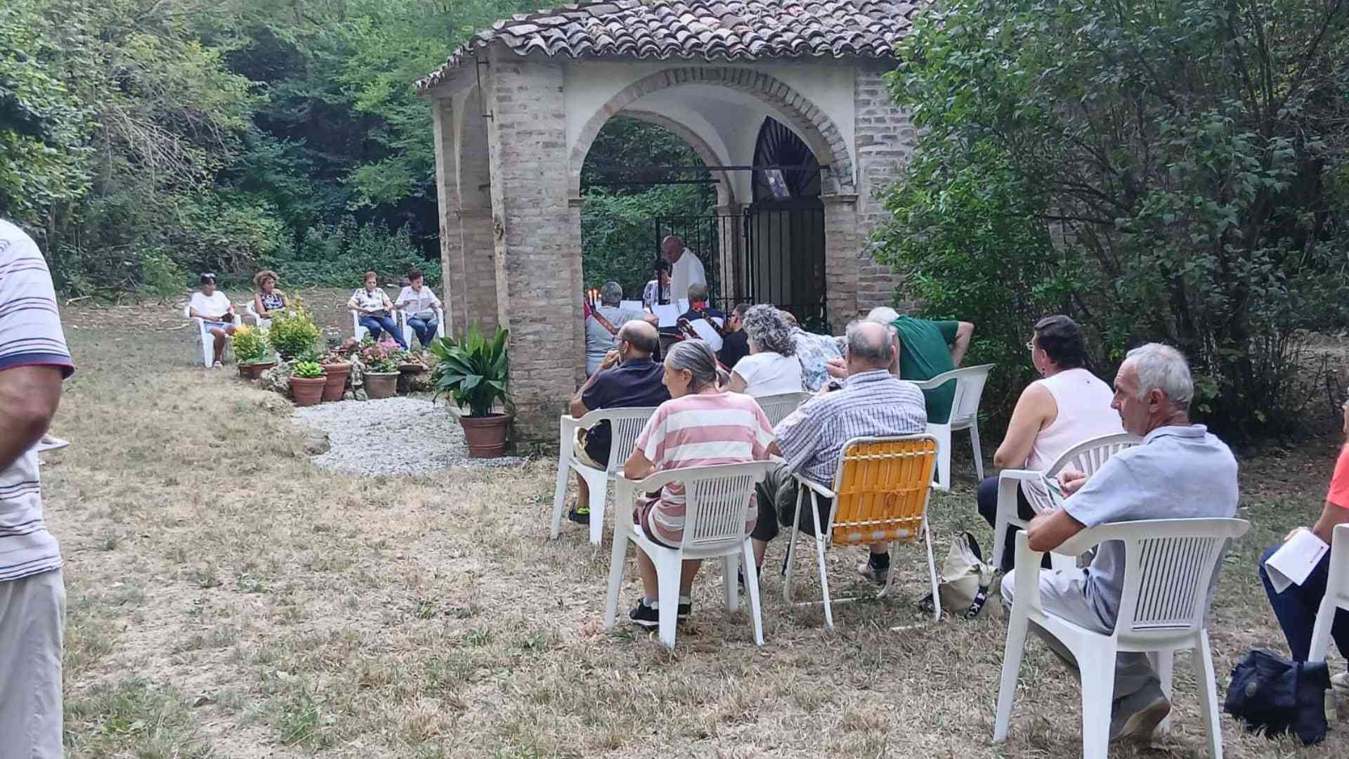 La messa nel bosco di Santa Franca: «Un'antica tradizione che manteniamo viva»