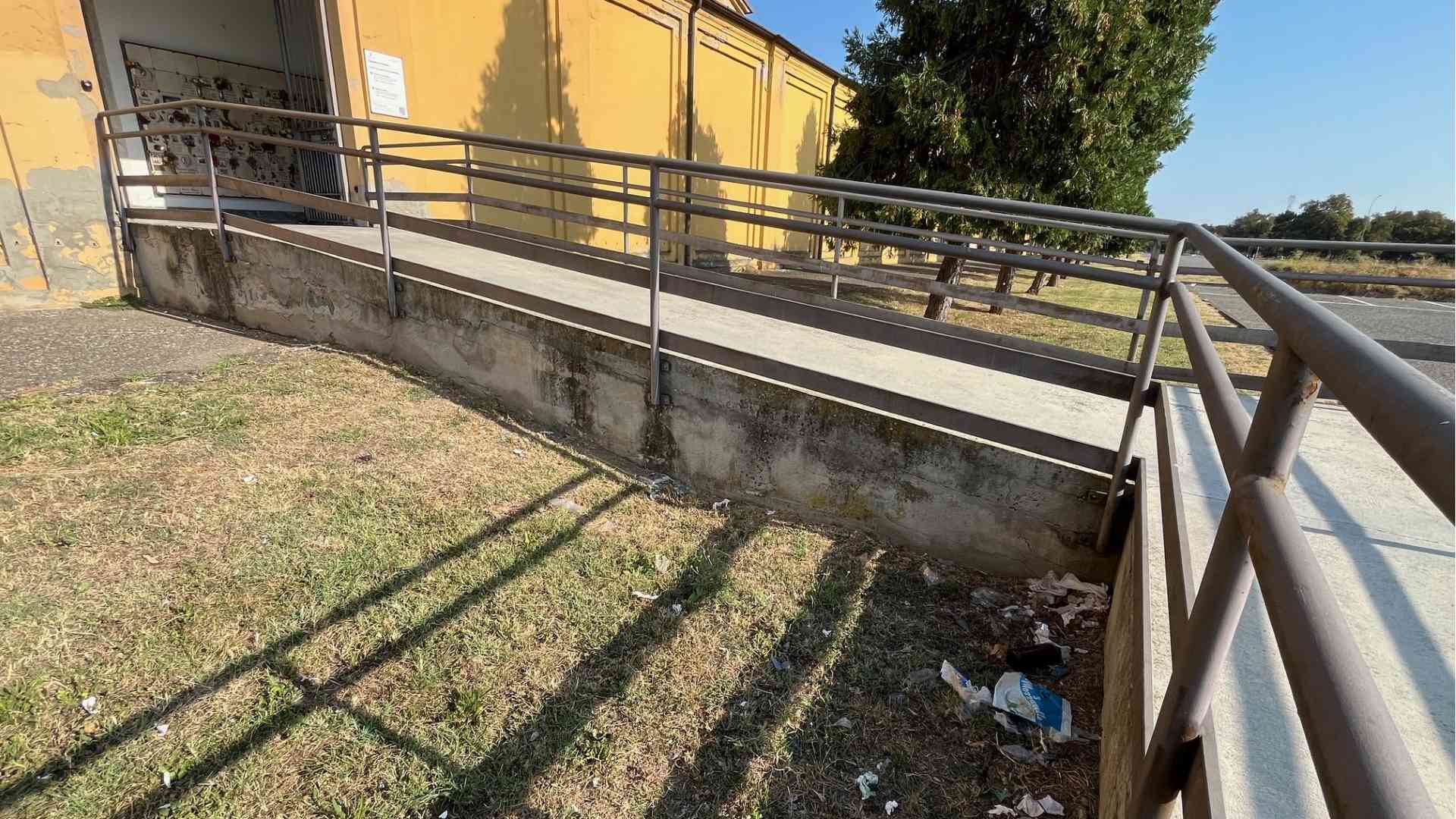 Discarica a cielo aperto davanti al cimitero di Piacenza