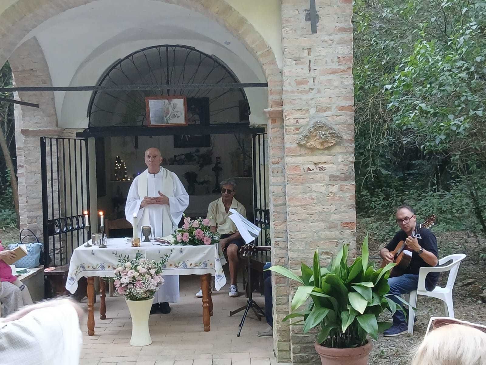 Messa nella cappella di Santa Franca da Vitalta, Bosco di Santa Franca (Bacedasco Alto), don Igino Barani Messa nella cappella di Santa Franca da Vitalta, Bosco di Santa Franca (Bacedasco Alto), don Igino Barani