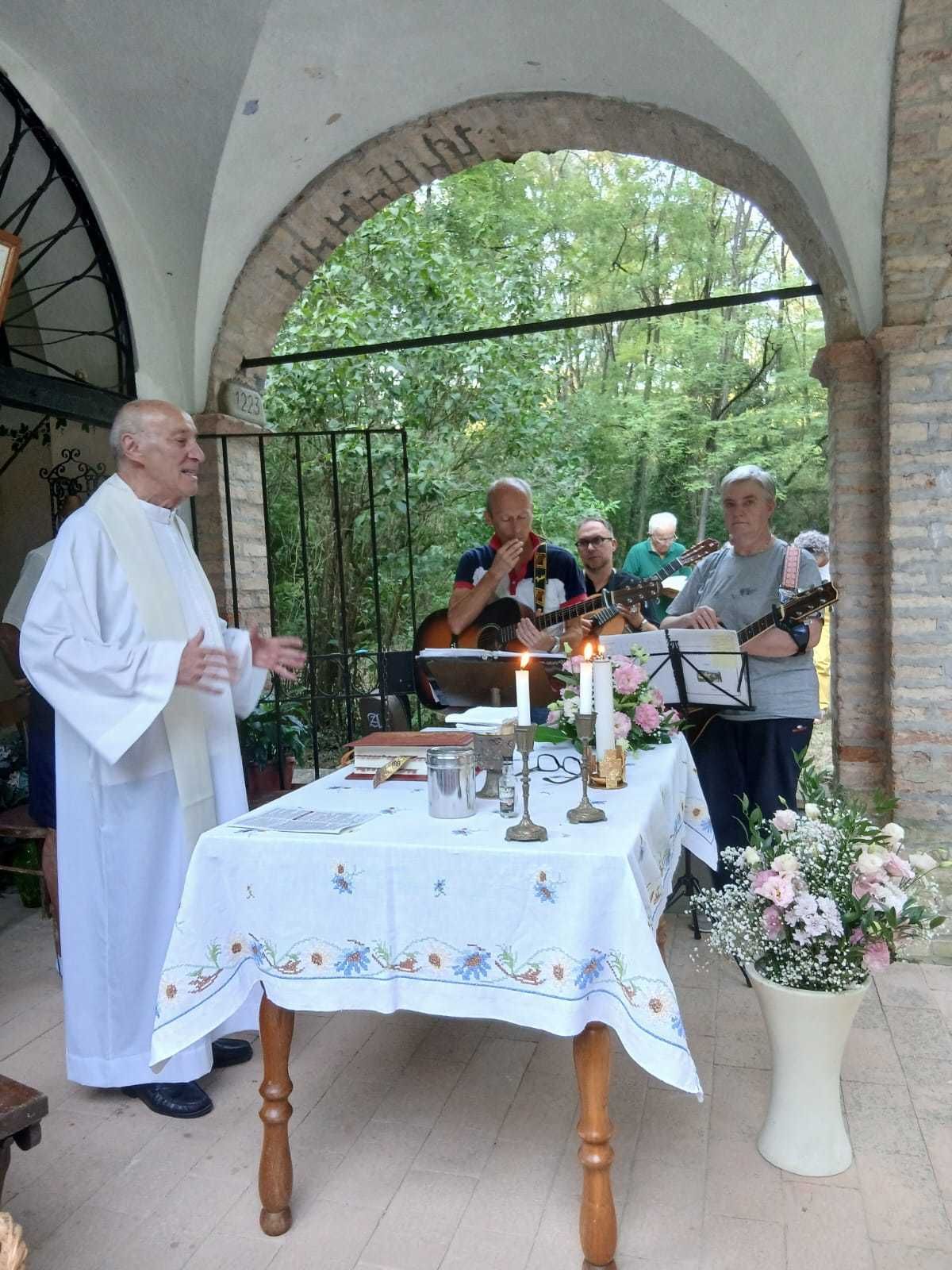 Messa nella cappella di Santa Franca da Vitalta, Bosco di Santa Franca (Bacedasco Alto) - don Igino Barani Messa nella cappella di Santa Franca da Vitalta, Bosco di Santa Franca (Bacedasco Alto)