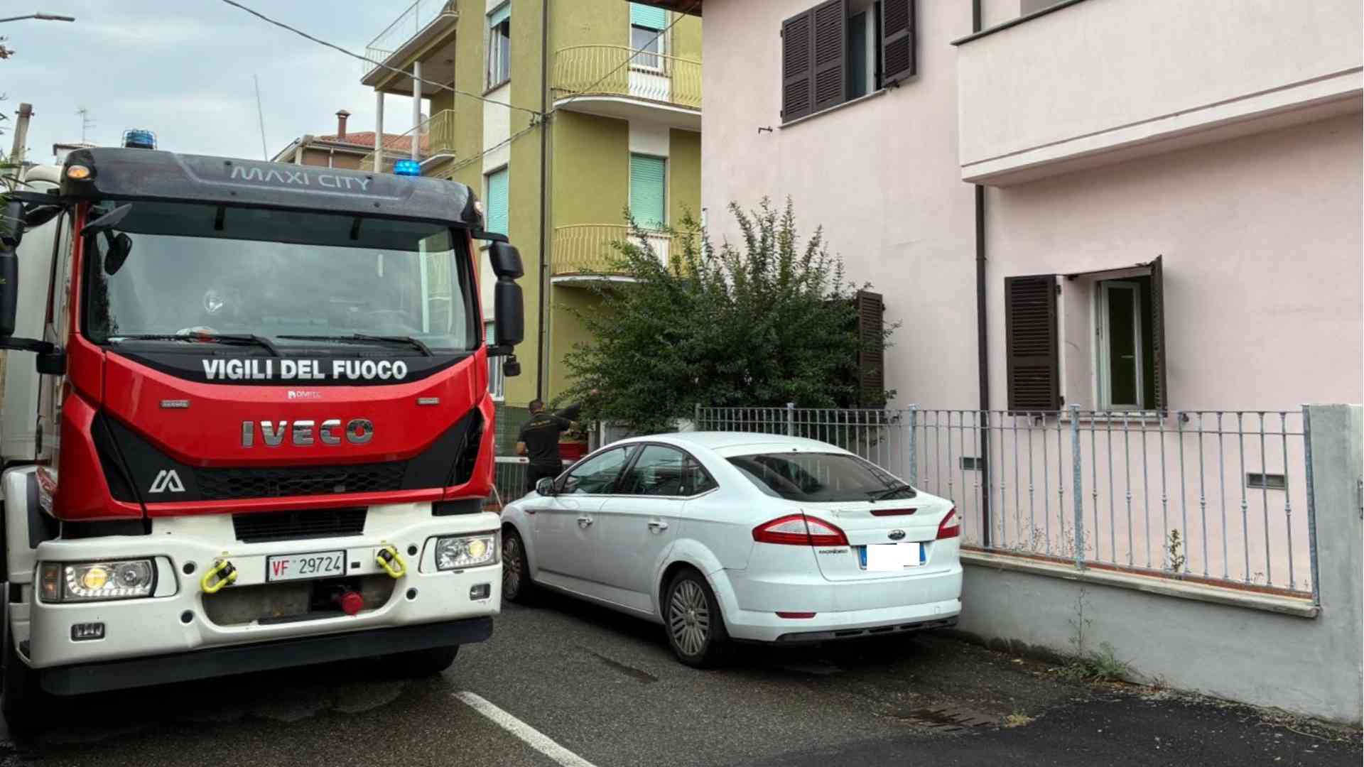 Fiamme nello scantinato, coniugi intossicati