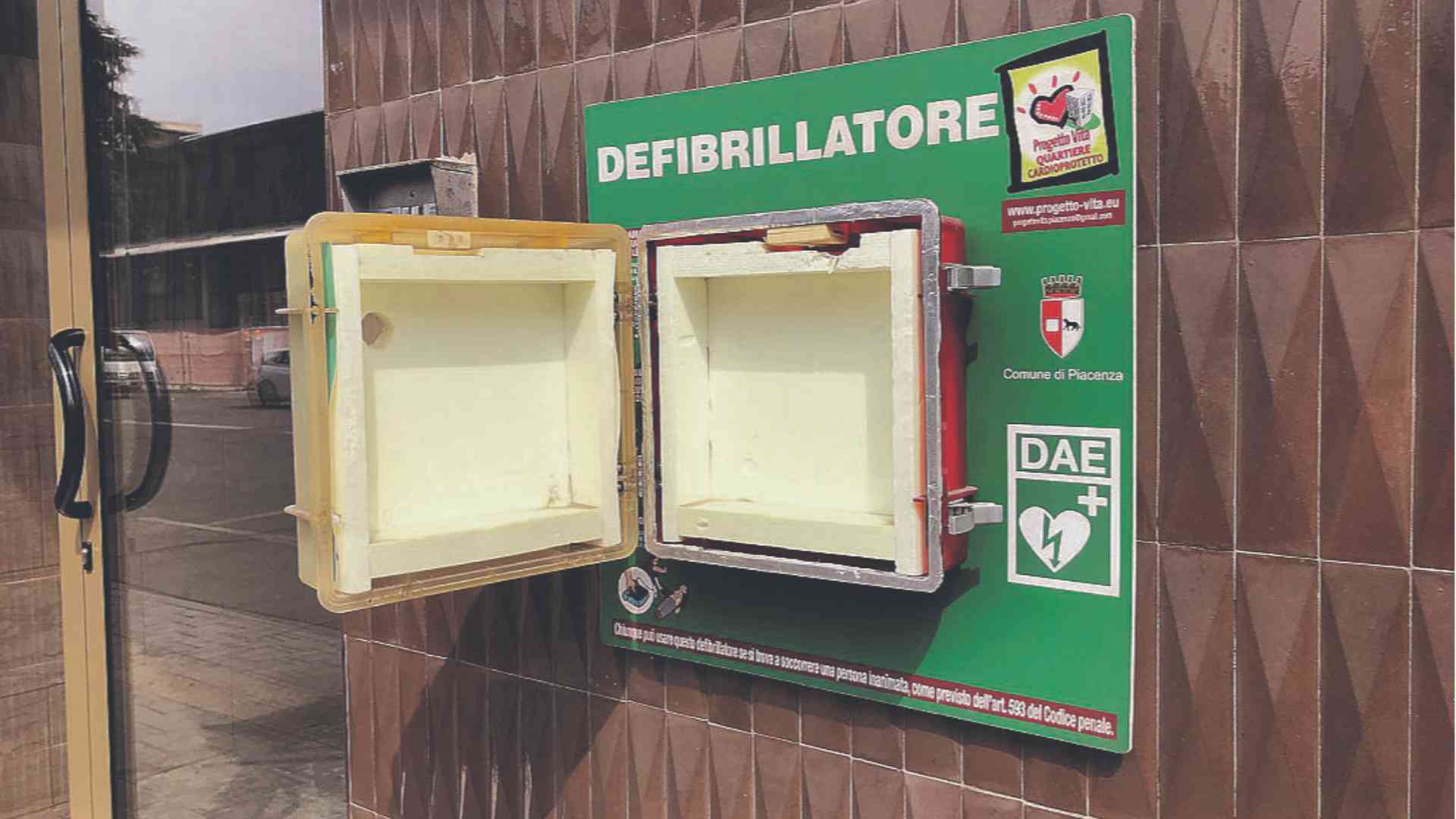Ladri di defibrillatori in azione, ora è sparito il Dae di viale Dante