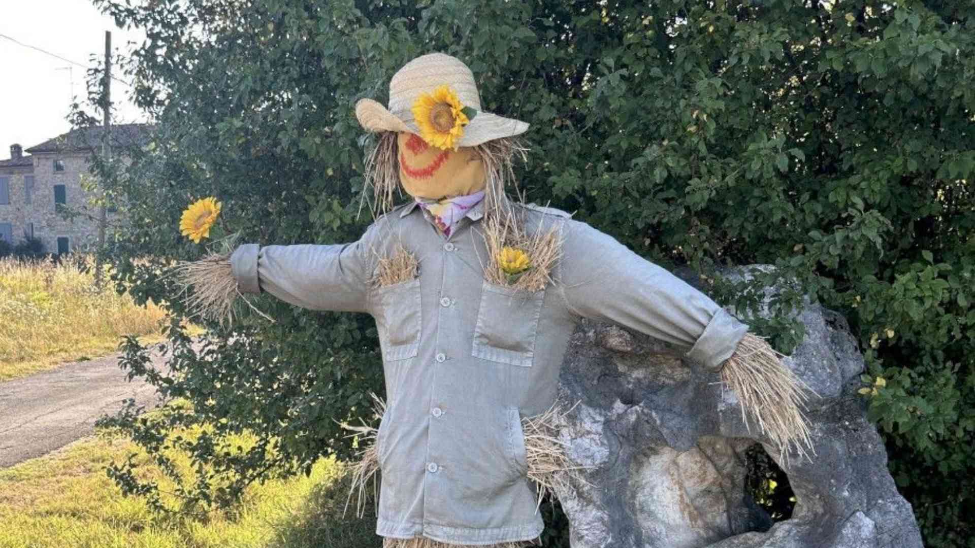 Lungo le strade della Val Stirone, spaventapasseri e supereroi nostrani