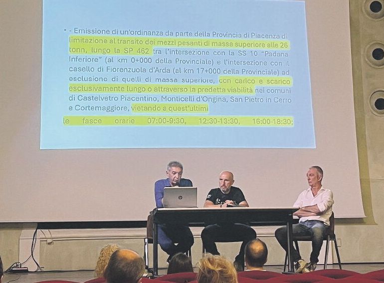 Gli amministratori di Cortemaggiore al teatro Duse, mentre illustrano i provvedimenti assunti - FOTO PADERNI