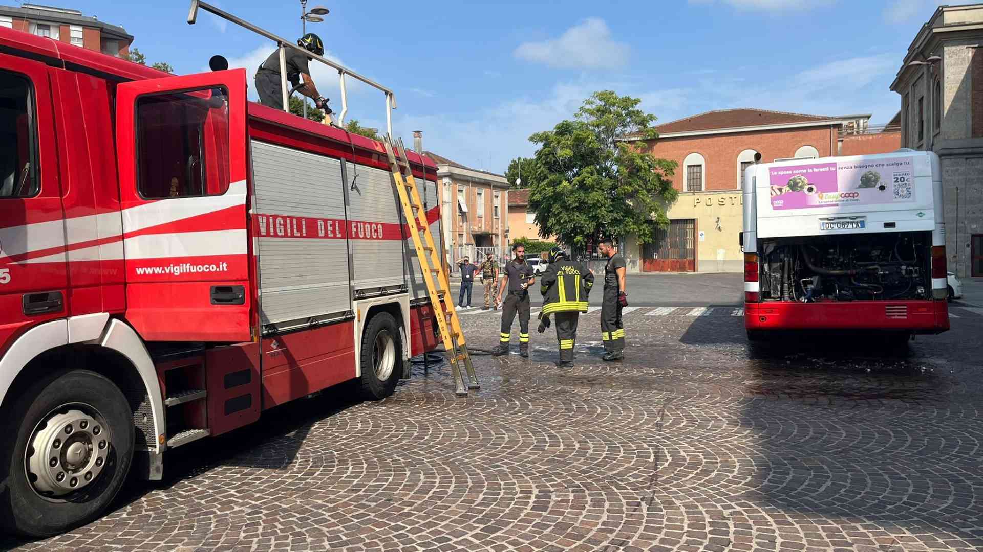 Autobus in avaria davanti alla stazione, una donna sotto shock