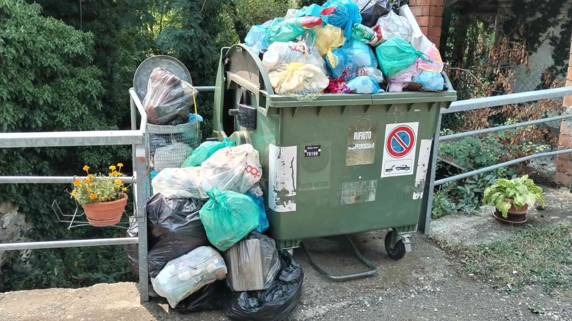 Piccoli borghi, d'estate il turismo fa i conti con i cassonetti pieni