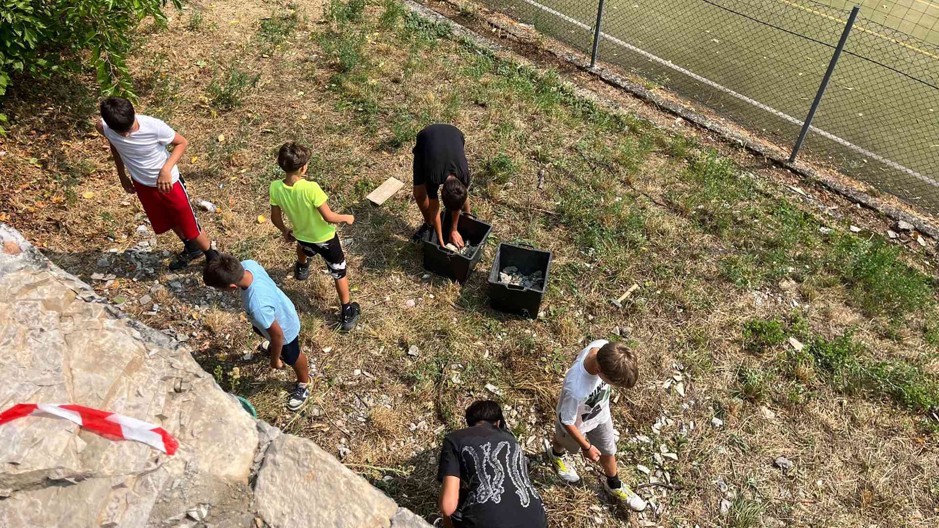 In reazione ai vandali, ricostruiscono il muro