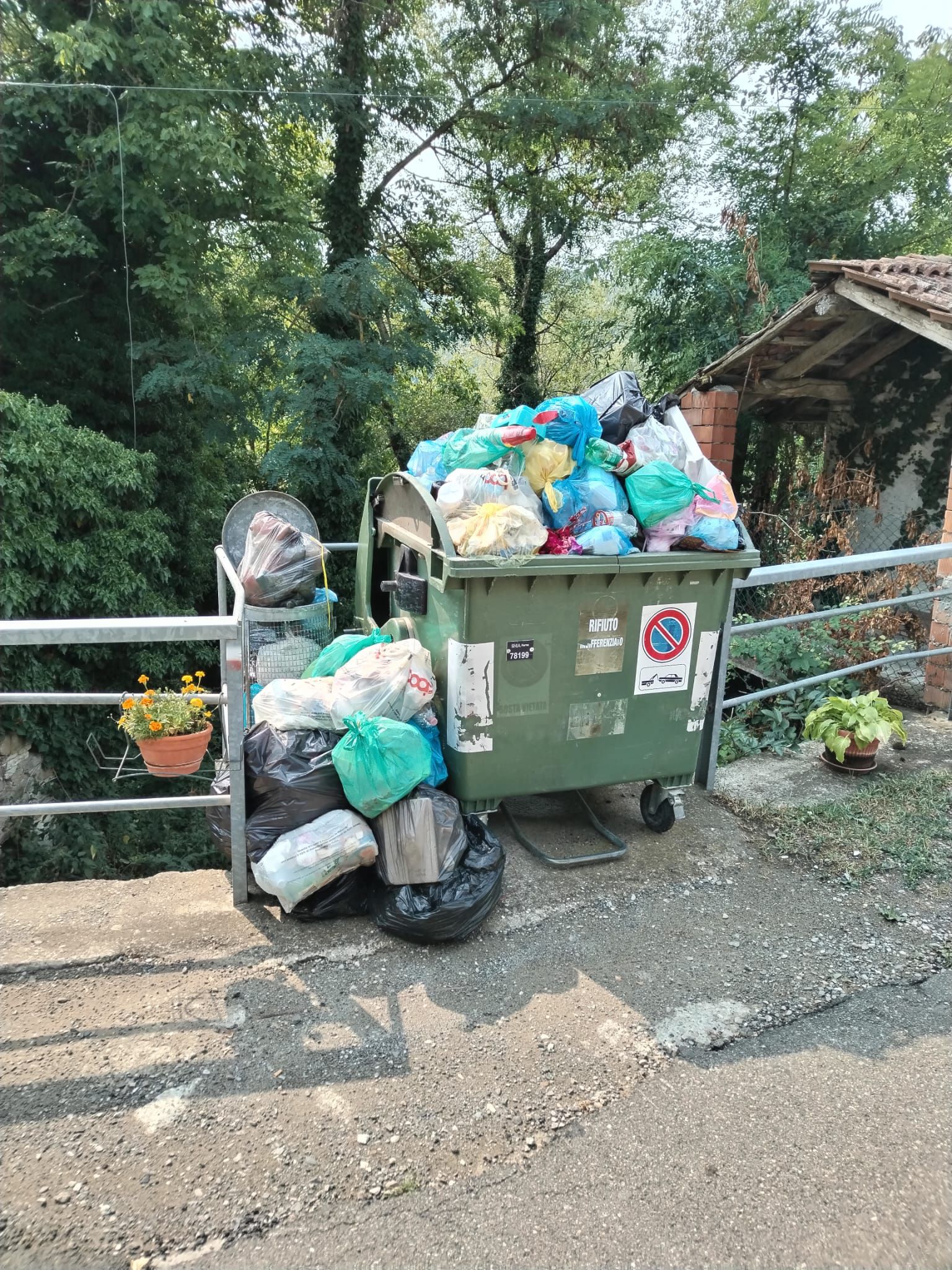 cassonetti dei rifiuti a Ottone e Ceci