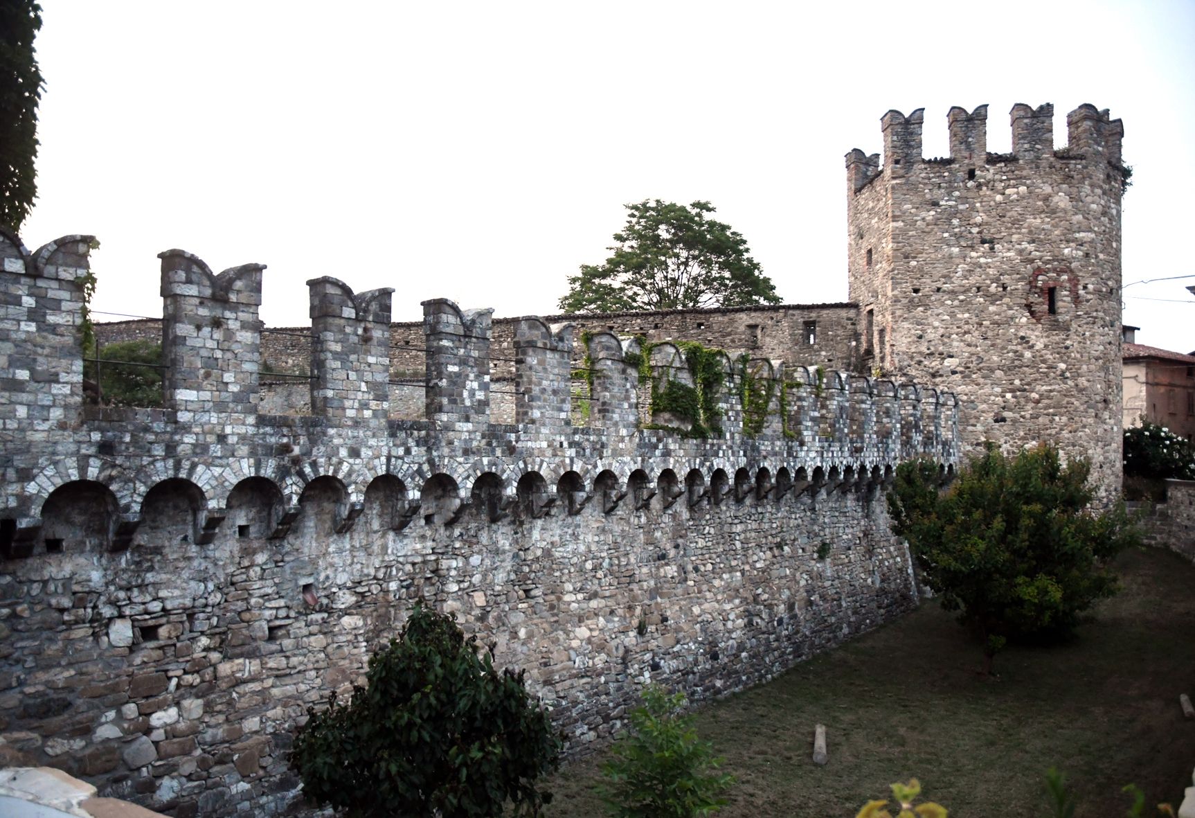 Un suggestivo scorcio del Castello di Riva