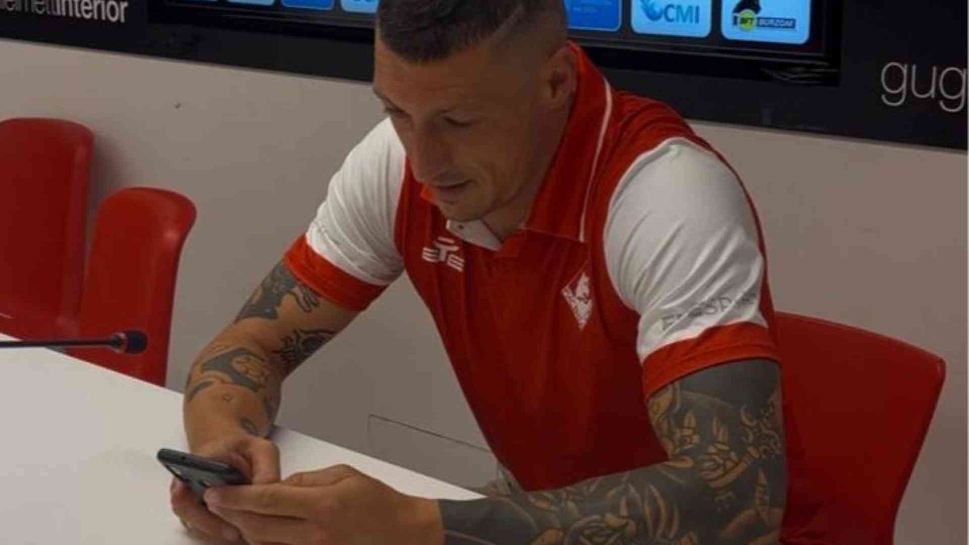 «Pronto...trovi un amico che si abboni al Piace?»