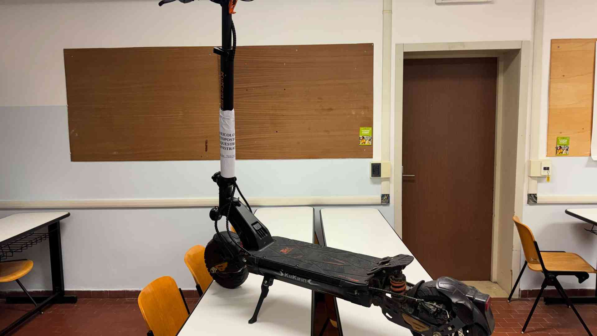 Monopattino con due motori, giovane si schianta sullo Stradone