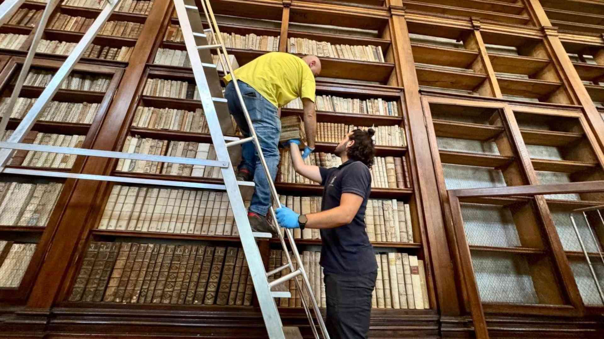 Biblioteca, depolveratura di 40mila preziosi volumi