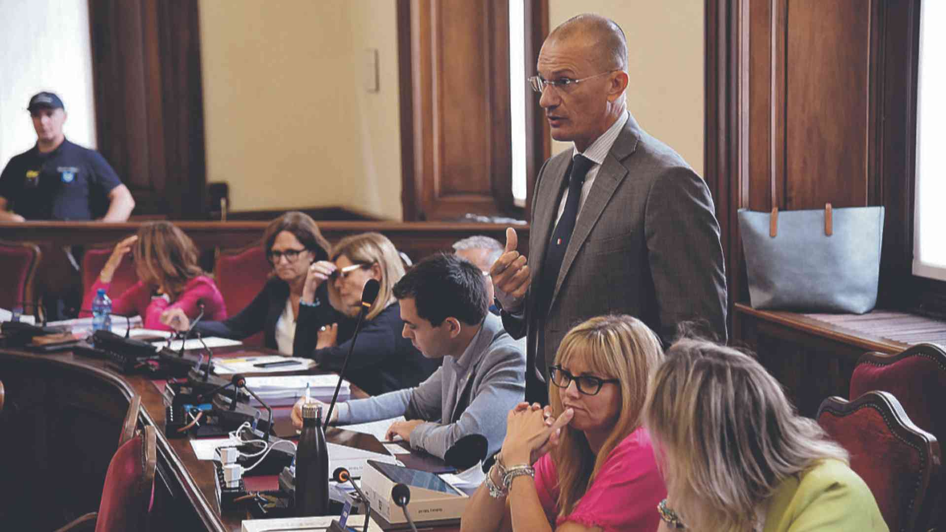 Dai marsupiali alla camomilla, il centrodestra: «Sindaca arrogante, non scarichi il barile»