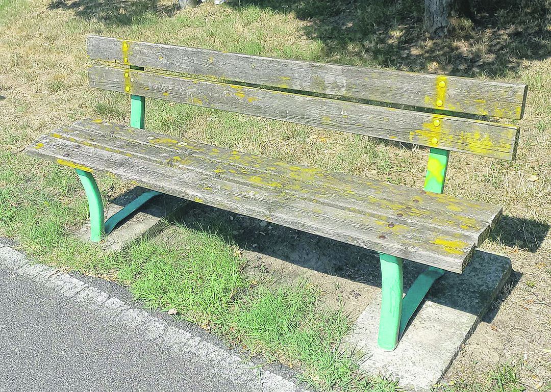Una delle panchine lungo la ciclabile della Besurica, com’era prima dell’intervento dei volontari