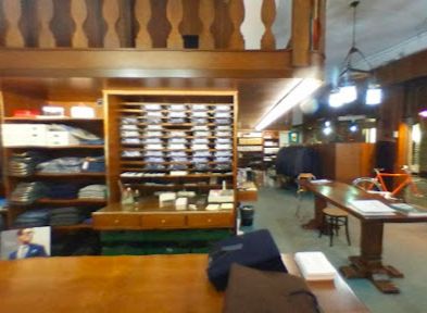 Interno del negozio in corso Garibaldi con arredi originali in legno degli anni ’70 