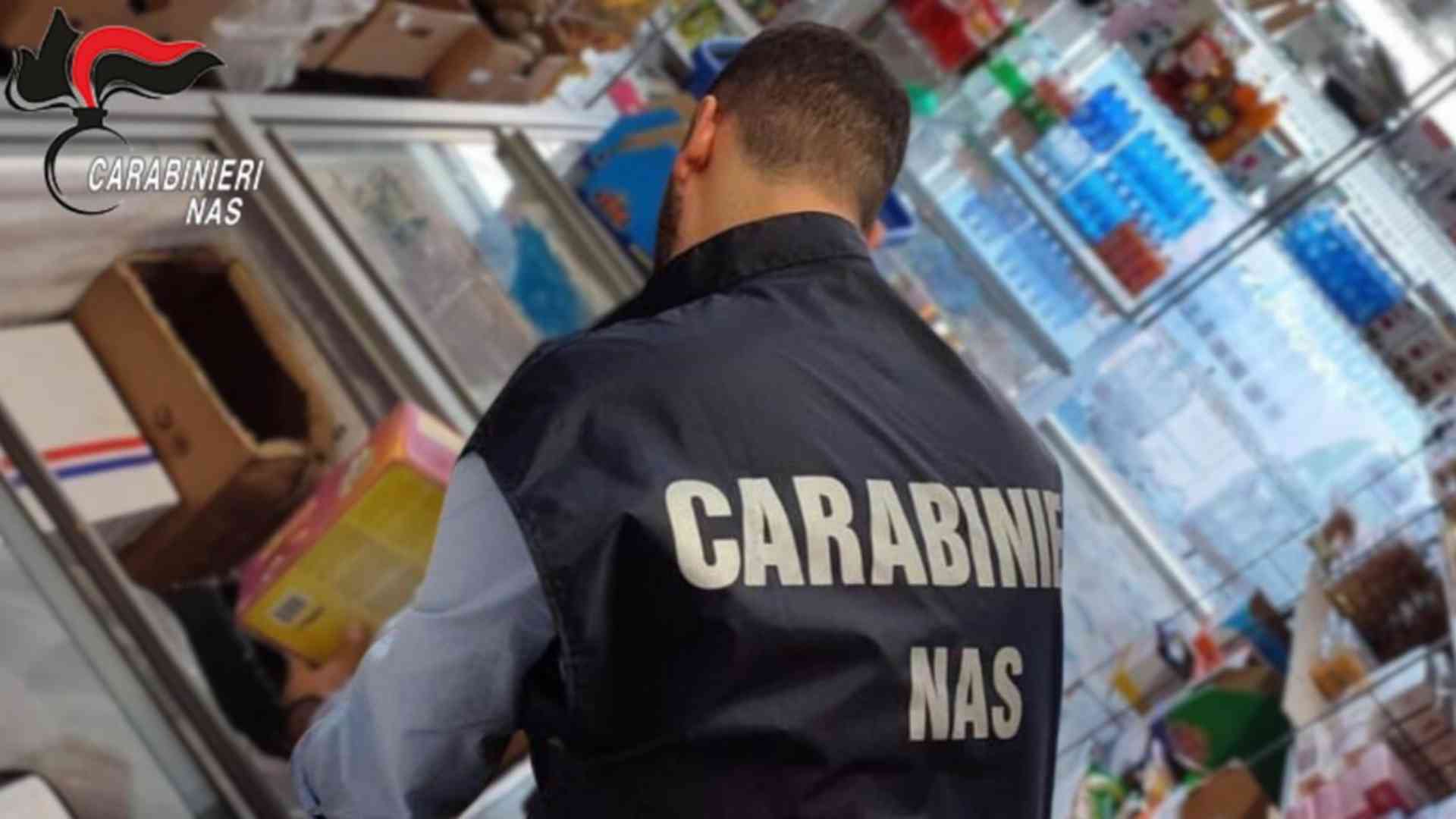 Ragni, polvere, carenze igieniche: i Nas multano bar e supermercato