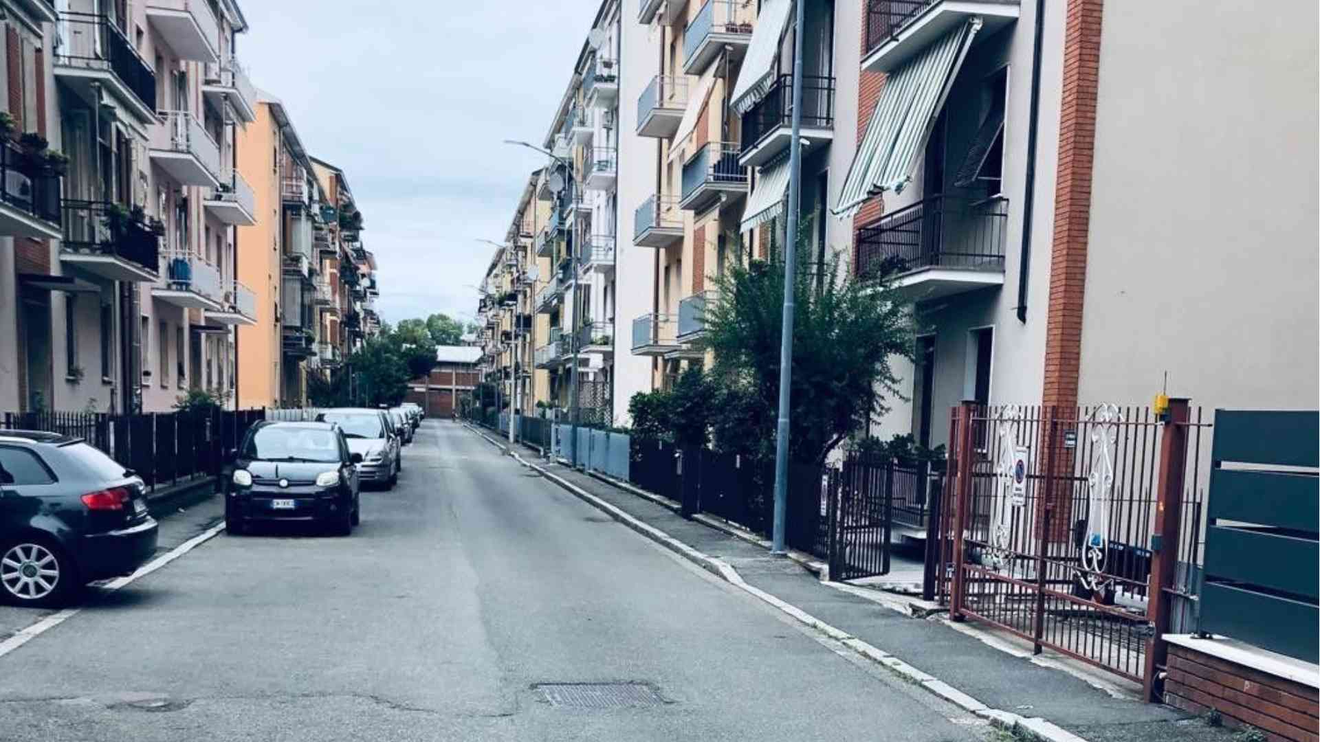 Furgone fuori controllo travolge una fila di auto in sosta. Residenti svegliati dal boato
