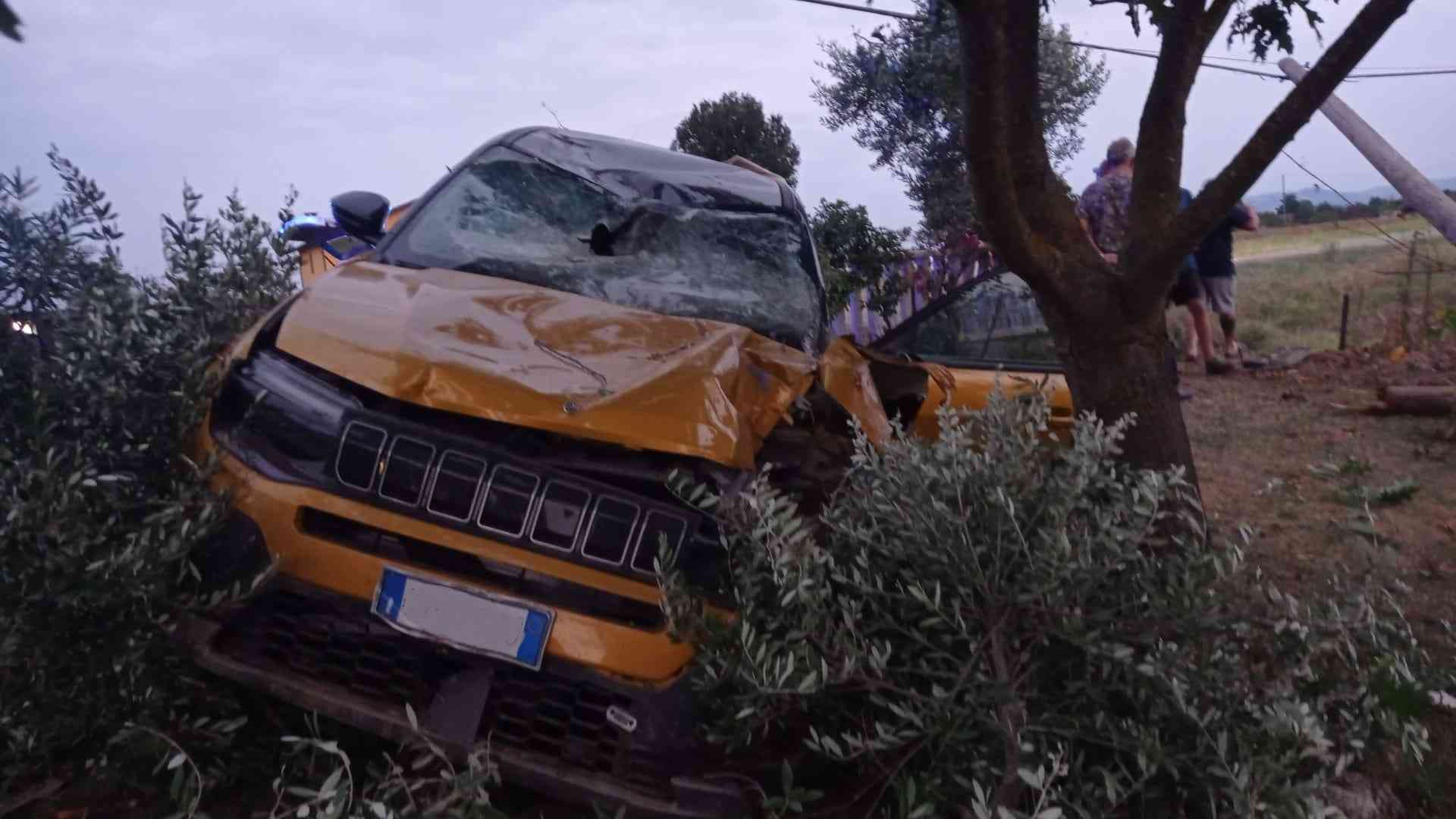 Auto si schianta contro un palo, un ferito tra Castel San Giovanni e Moretta