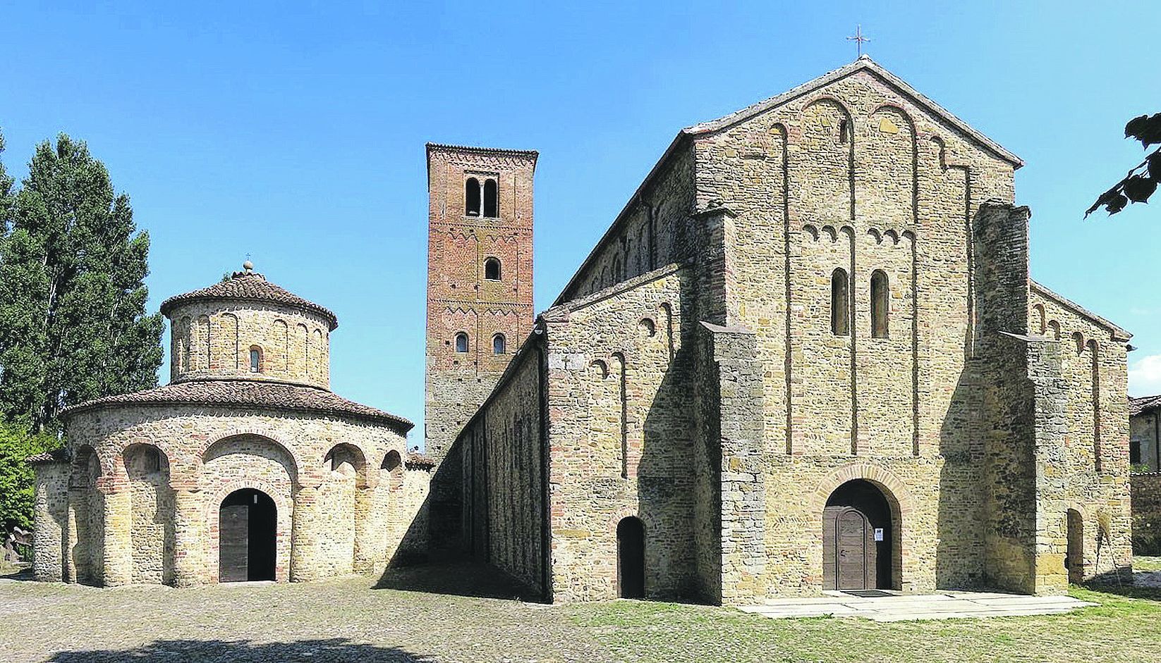 Vigolo Marchese: veduta del complesso costituito dalla chiesa monastica e dalla “anastasis”