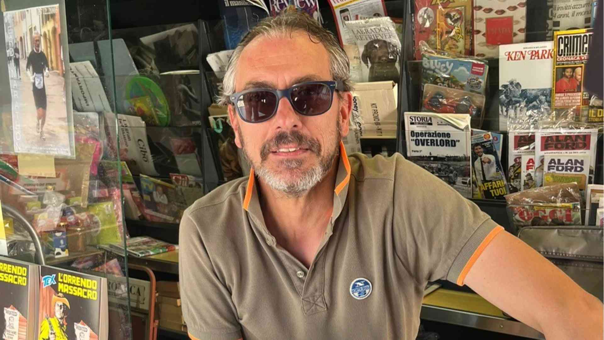 Edicola presa d'assalto oggi a Pontenure, il giorno dopo la caduta della giunta guidata da Giuseppe Carini- © Libertà
