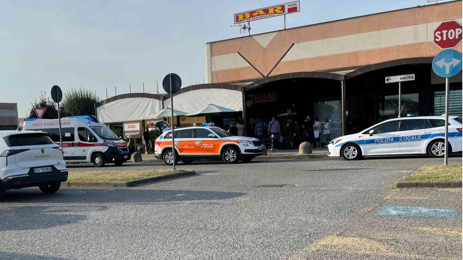 I mezzi di soccorso e la polizia locale intervenuti al bar del centro commerciale Il Castello di Castel San Giovanni- © Libertà/Massimo Bersani